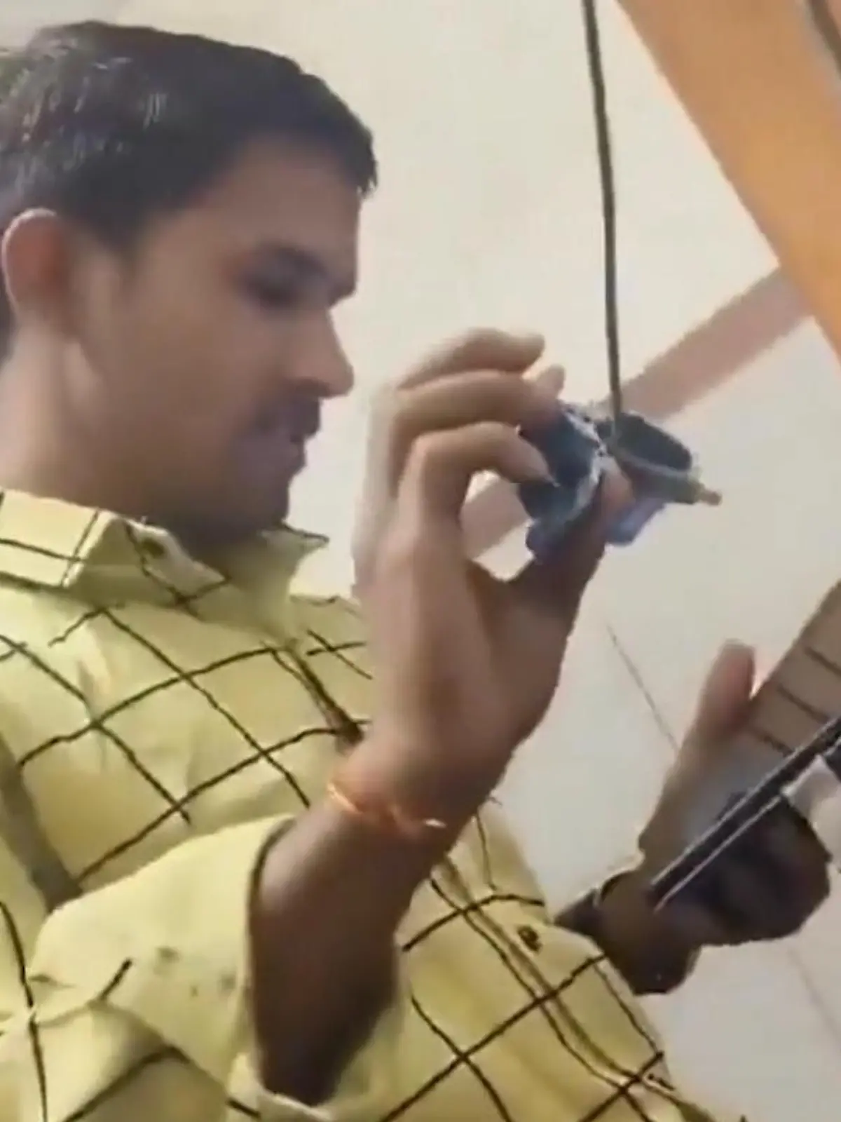 Bild zu: "Assistent schaut YouTube-Tutorial während EKG-Untersuchung"