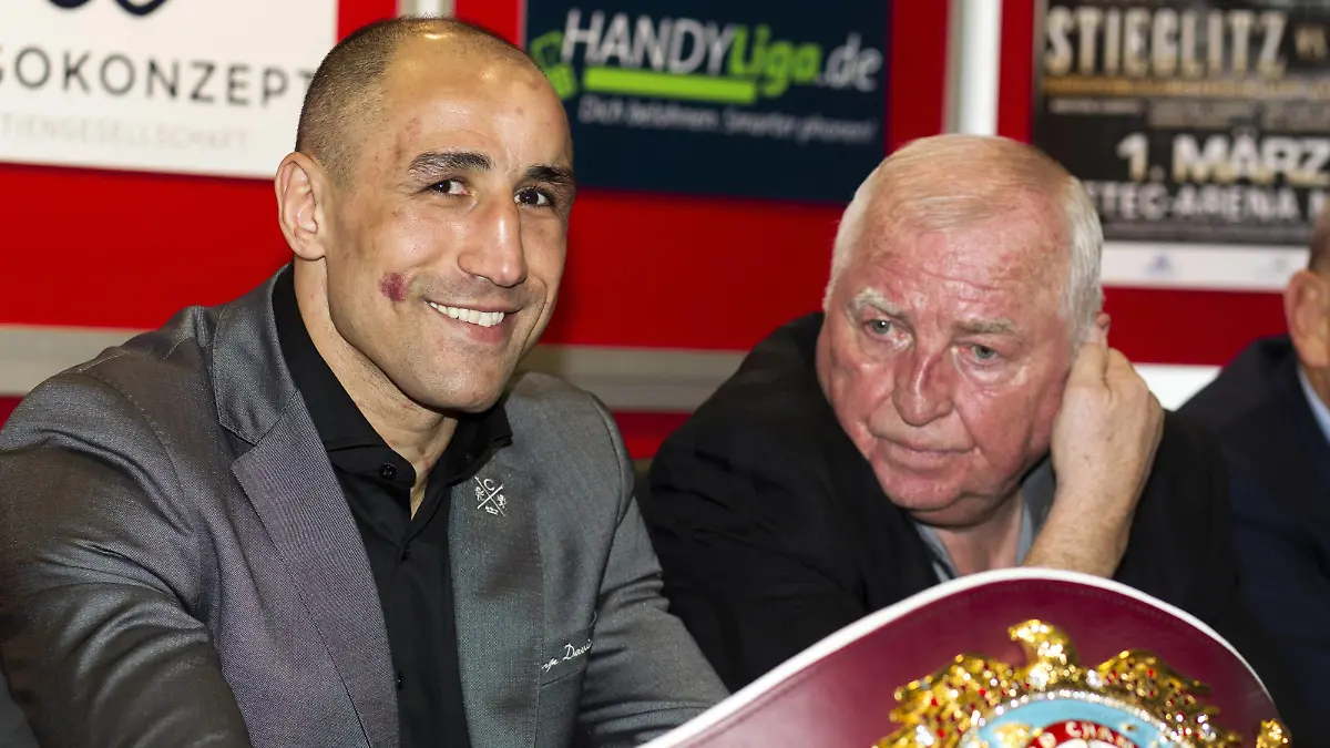 Boxen in Magdeburg, GETEC-Arena WBO - Weltmeisterschaft im Super-Mittelgewicht Robert Stieglitz vs. Arthur Abraham Strahlender Abraham und Trainer Ulli Wegner auf der Pressekonferenz mm

boxing in Magdeburg Getec Arena WBO World Cup in Super Medium weight Robert Stieglitz vs Arthur Abraham Beam final Abraham and team manager Ulli Wegner on the Press conference mm