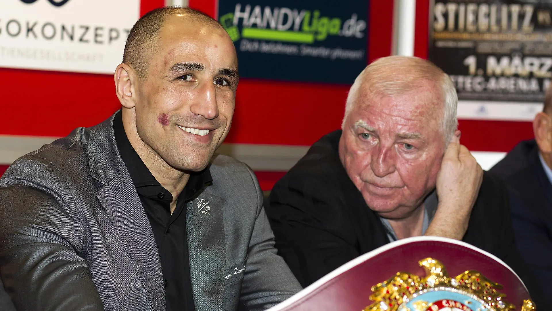 Boxen in Magdeburg, GETEC-Arena WBO - Weltmeisterschaft im Super-Mittelgewicht Robert Stieglitz vs. Arthur Abraham Strahlender Abraham und Trainer Ulli Wegner auf der Pressekonferenz mm
boxing in Magdeburg Getec Arena WBO World Cup in Super Medium weight Robert Stieglitz vs Arthur Abraham Beam final Abraham and team manager Ulli Wegner on the Press conference mm