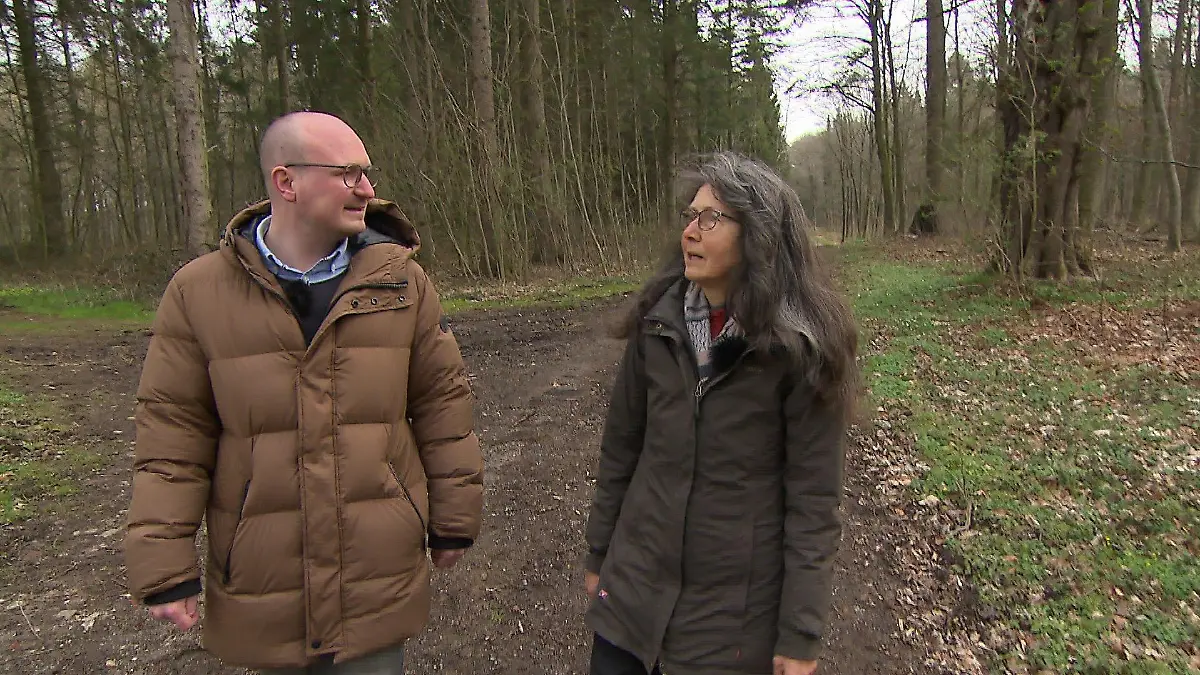RTL Nord-Reporter Nils Fischer mit Gisela Wroblewski auf Bärlauchsuche.