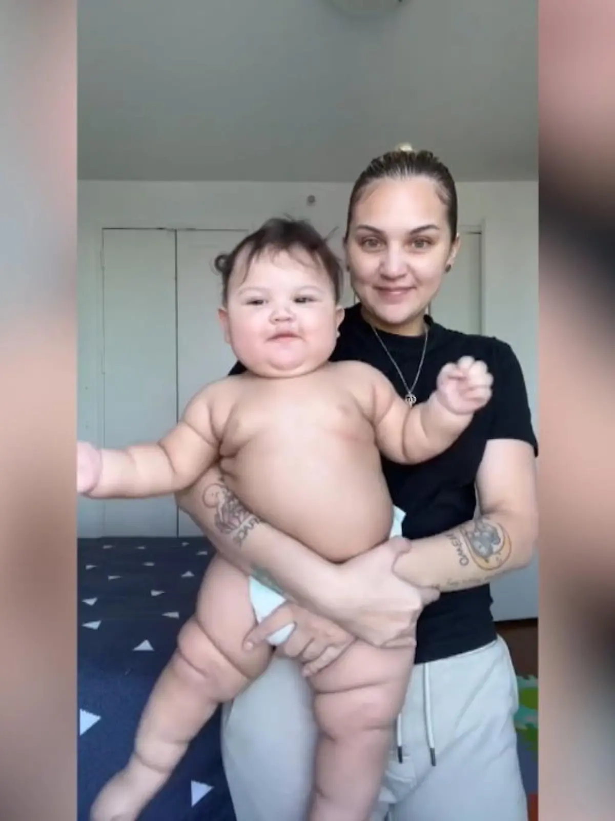 Alexa Priego aus New York ist vor elf Monaten zum dritten Mal Mama geworden. Das Kuriose: ihr drittes Kind trägt mit elf Monaten schon Kleidung für Dreijährige. Dafür kassiert ihr kleiner Sonnenschein ab und zu Blicke auf der Straße, erzählt sie. Mehr dazu im Video.