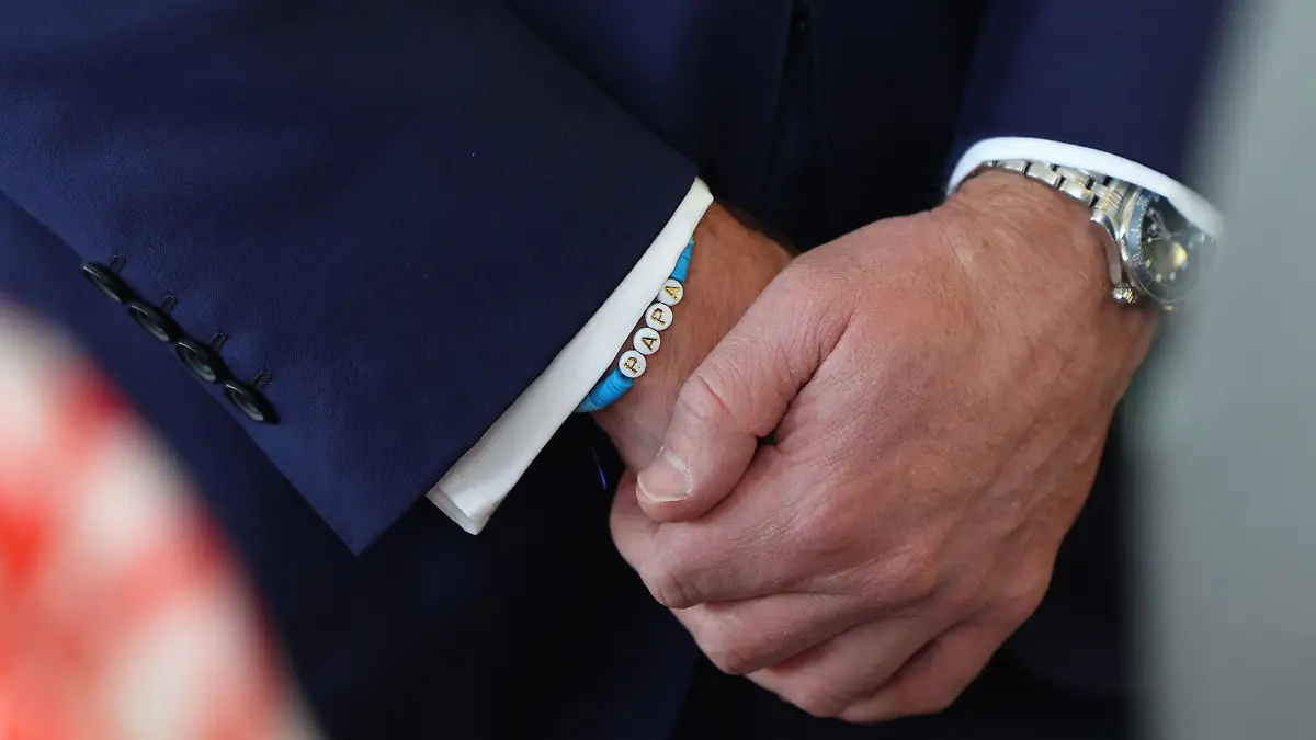 Prinz William trägt in Kapstadt (Südafrika) während der Earthshot+ Veranstaltung ein Armbändchen mit dem Schriftzug „Papa”