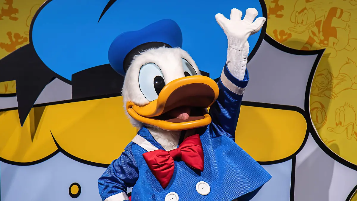 Eine Donald-Duck-Figur winkt