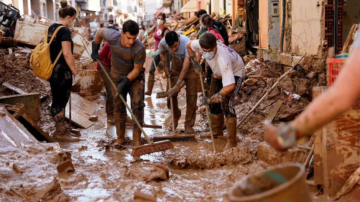 epi_223469456_REUTERSFOTO_2024-11-05T211848Z 1658028367 RC21ZAAK5LHJ RTRMADP 3 EUROPE-WEATHER-SPAIN-STORM.JPG_Aftermath of floods .jpg