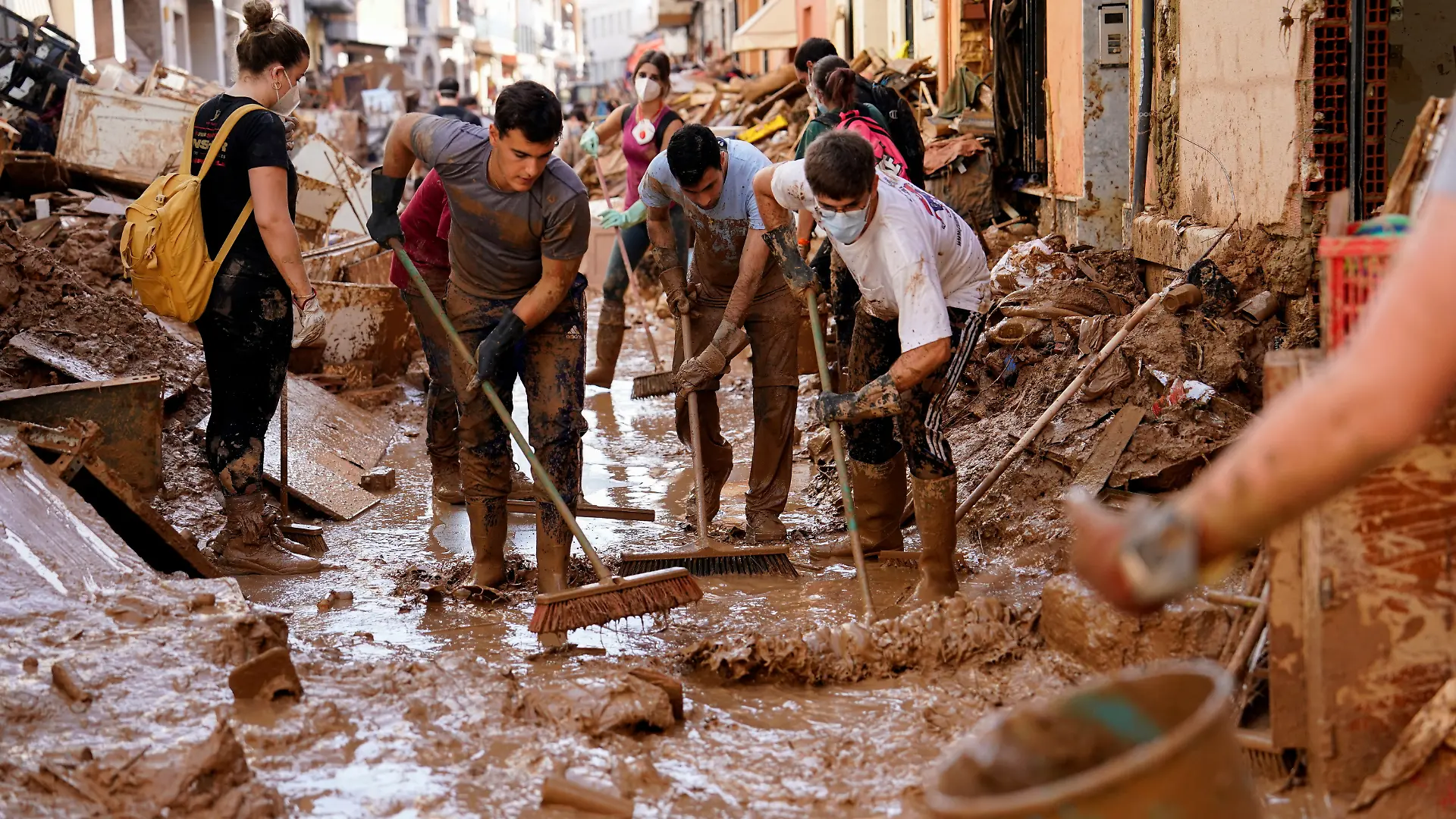 epi_223469456_REUTERSFOTO_2024-11-05T211848Z 1658028367 RC21ZAAK5LHJ RTRMADP 3 EUROPE-WEATHER-SPAIN-STORM.JPG_Aftermath of floods .jpg
