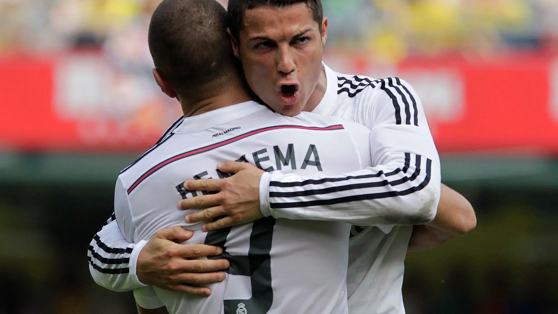 Real Madrid's Cristiano Ronaldo (R) celebrates with team mate Karim Benzema after he scored against Villarreal during their Spanish first division soccer match at the Madrigal stadium in Villarreal, September 27, 2014. REUTERS/Heino Kalis (SPAIN - Tags: SPORT SOCCER)