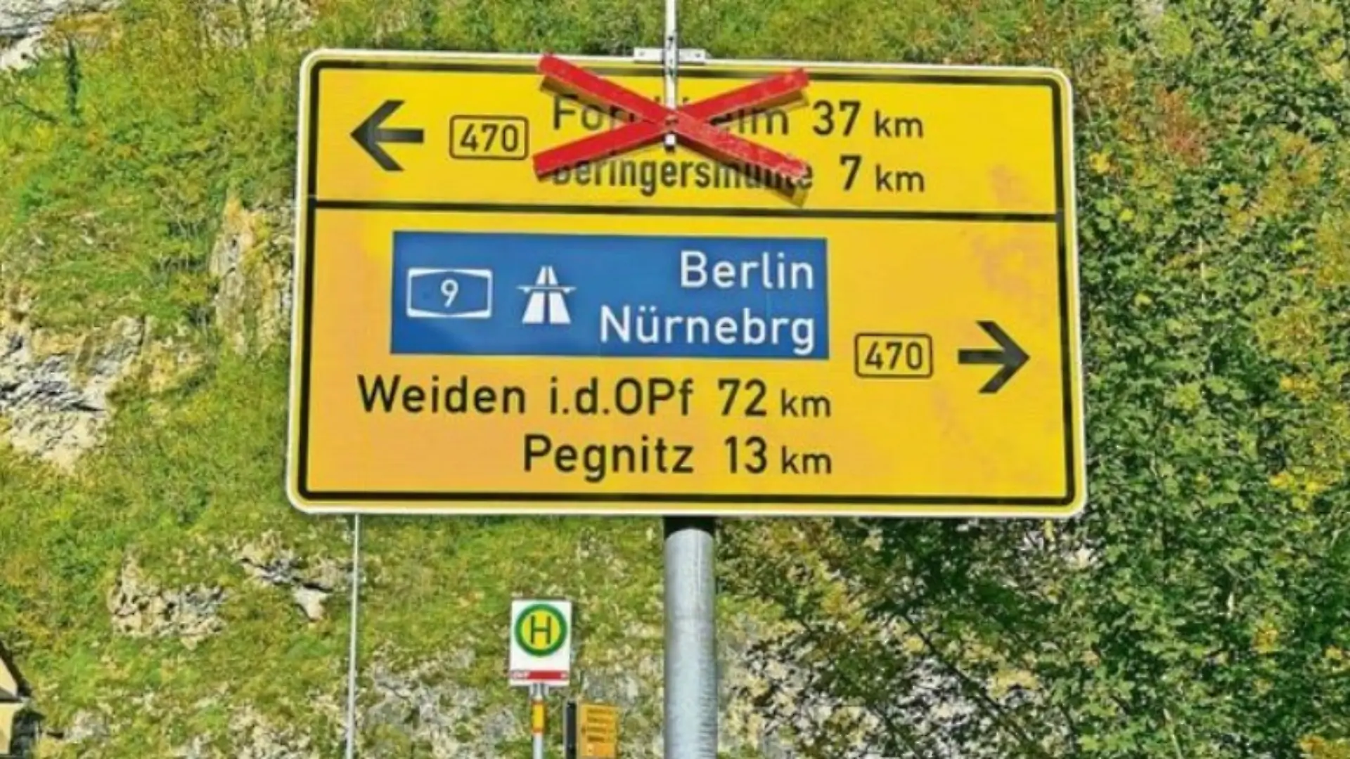 An der Kreuzung der Bundesstraße 470 und der Staatsstraße kommen Autofahrer aus dem Kopfschütteln wohl nicht mehr raus.