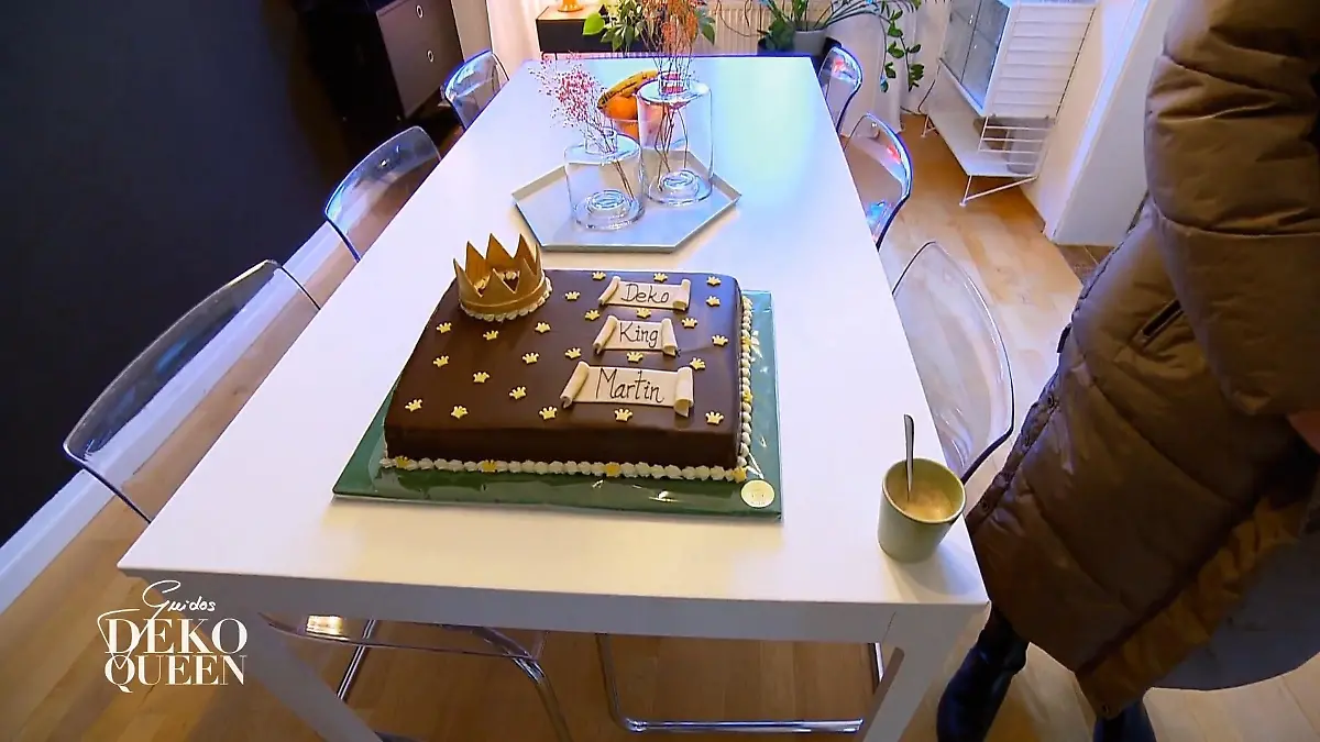 Schwester Anja kommt nicht mit leeren Händen Eine Torte für Martin