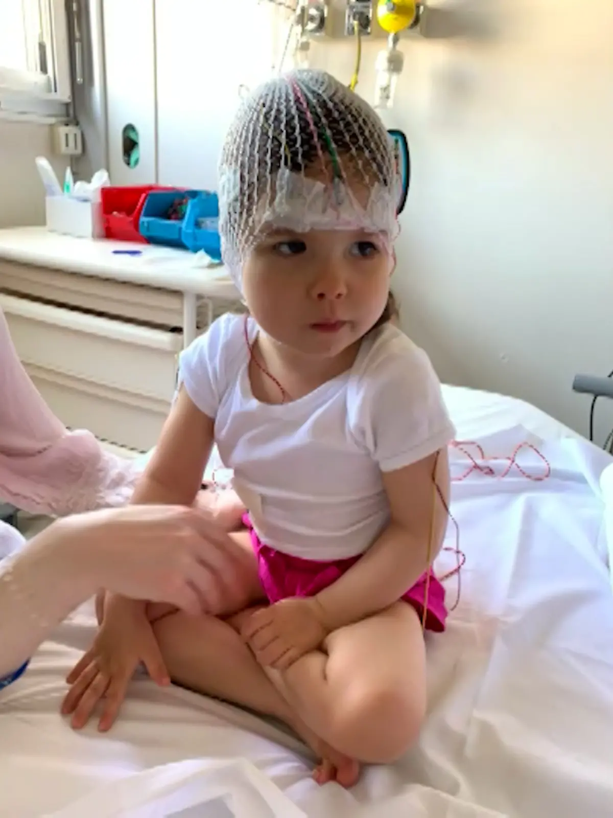 Chiara auf einem Krankenhausbett.