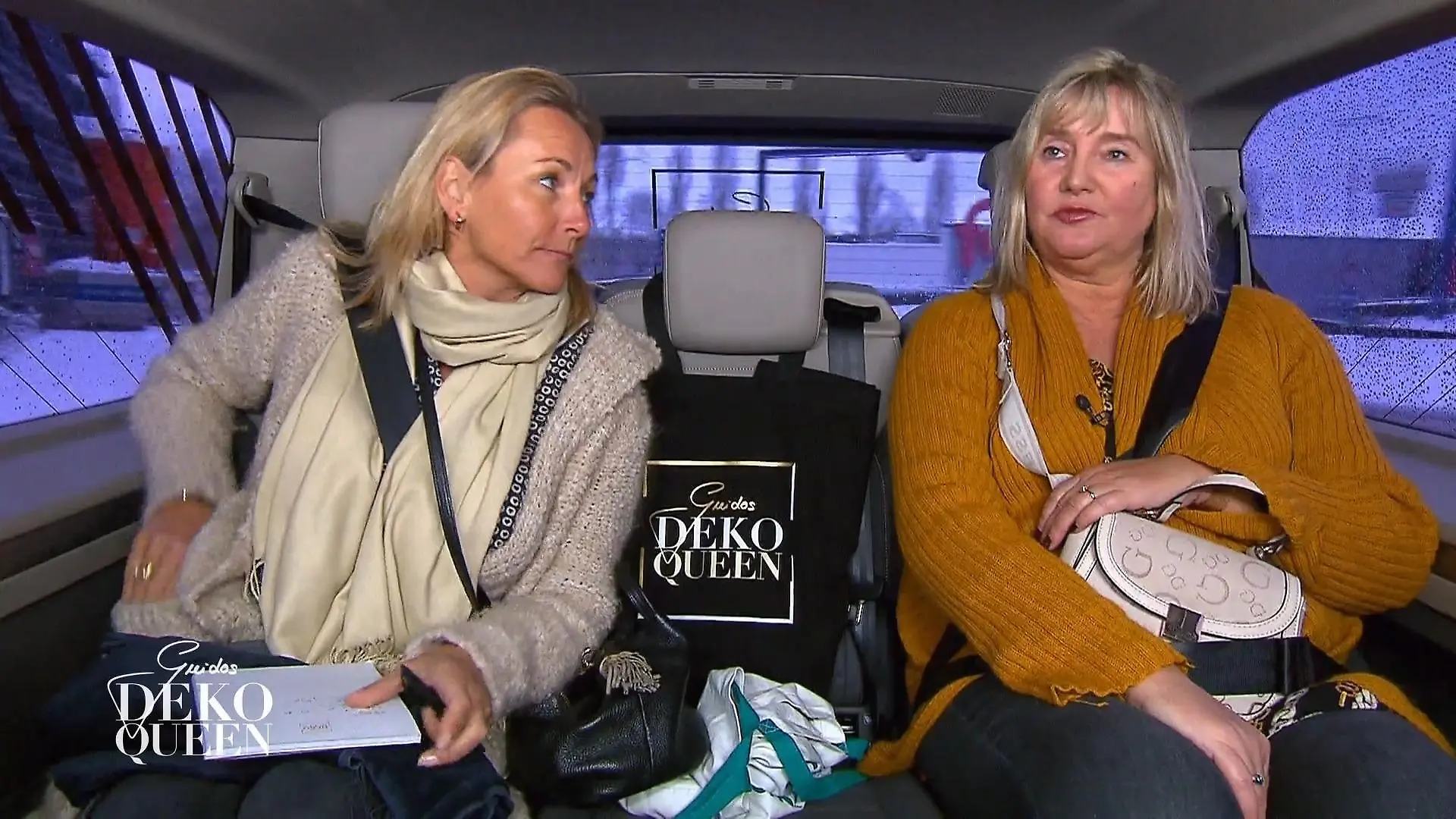 Sylvia und Christina setzen auf Massivholz Tisch für den Wintergarten