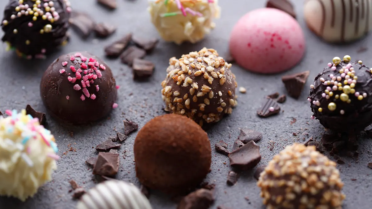 Runde Pralinen mit Schokolade und Nüssen.