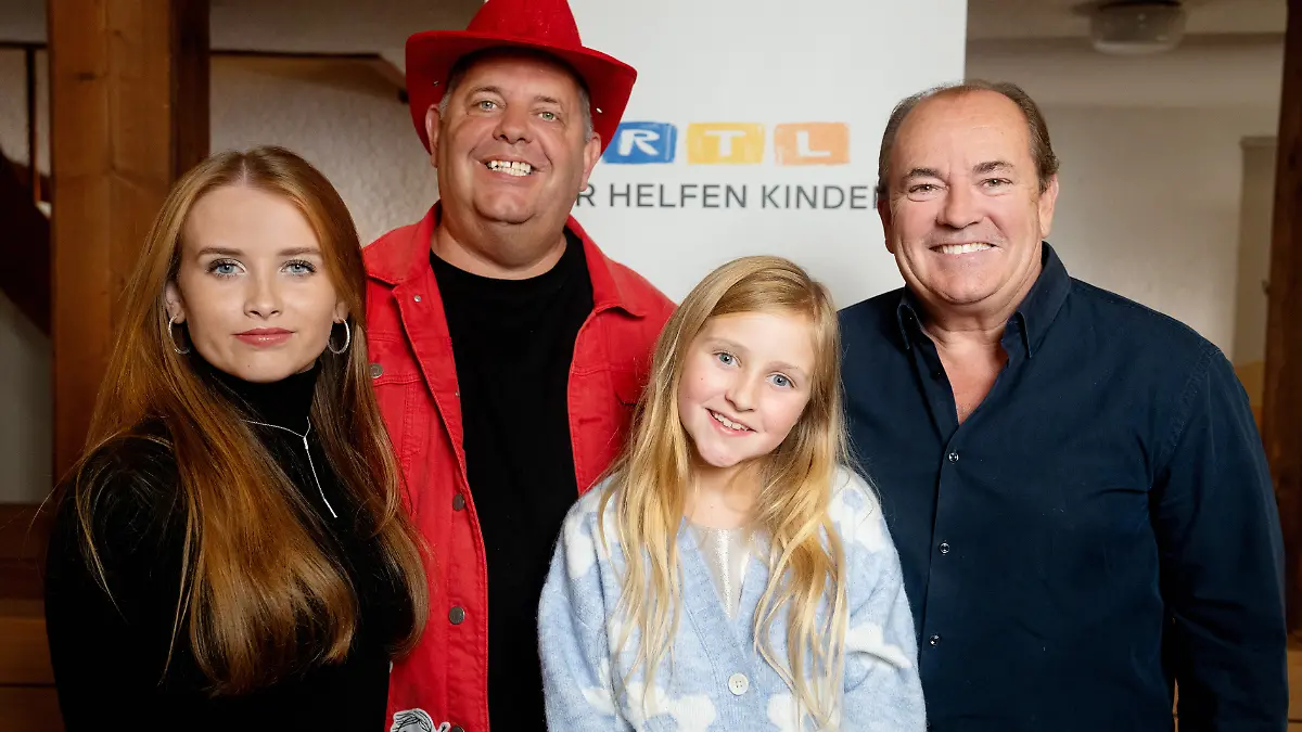 Wolfram Kons (r.), Vorstand der „Stiftung RTL – Wir helfen Kindern e.V.“ und Moderator des RTL-Spendenmarathon, freut sich darüber, dass Markus Becker mit Lillian (l.) und Lisann Kelly die Hymne für den RTL-Spendenmarathon, 2024, singen.