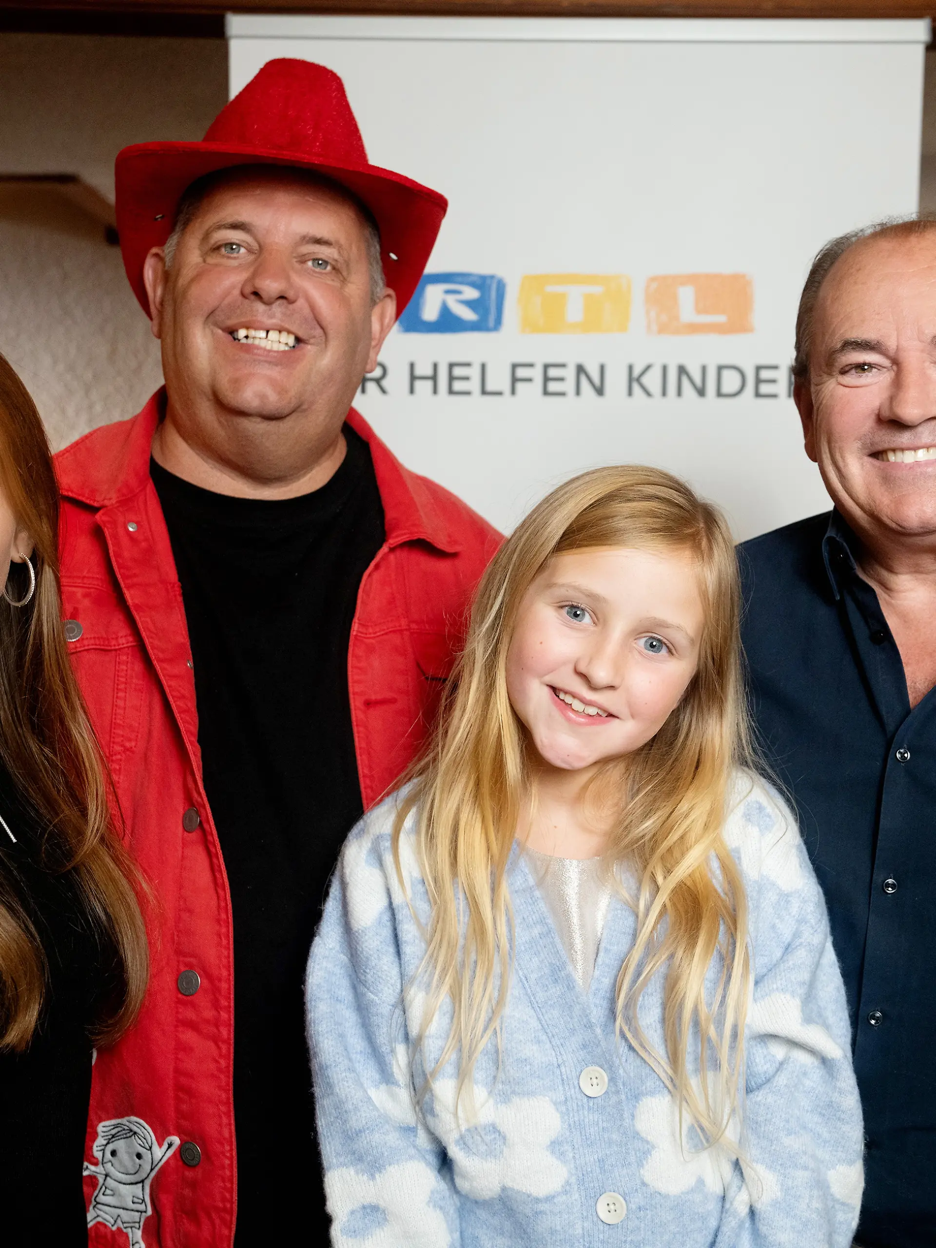 Wolfram Kons (r.), Vorstand der „Stiftung RTL – Wir helfen Kindern e.V.“ und Moderator des RTL-Spendenmarathon, freut sich darüber, dass Markus Becker mit Lillian (l.) und Lisann Kelly die Hymne für den RTL-Spendenmarathon, 2024, singen.