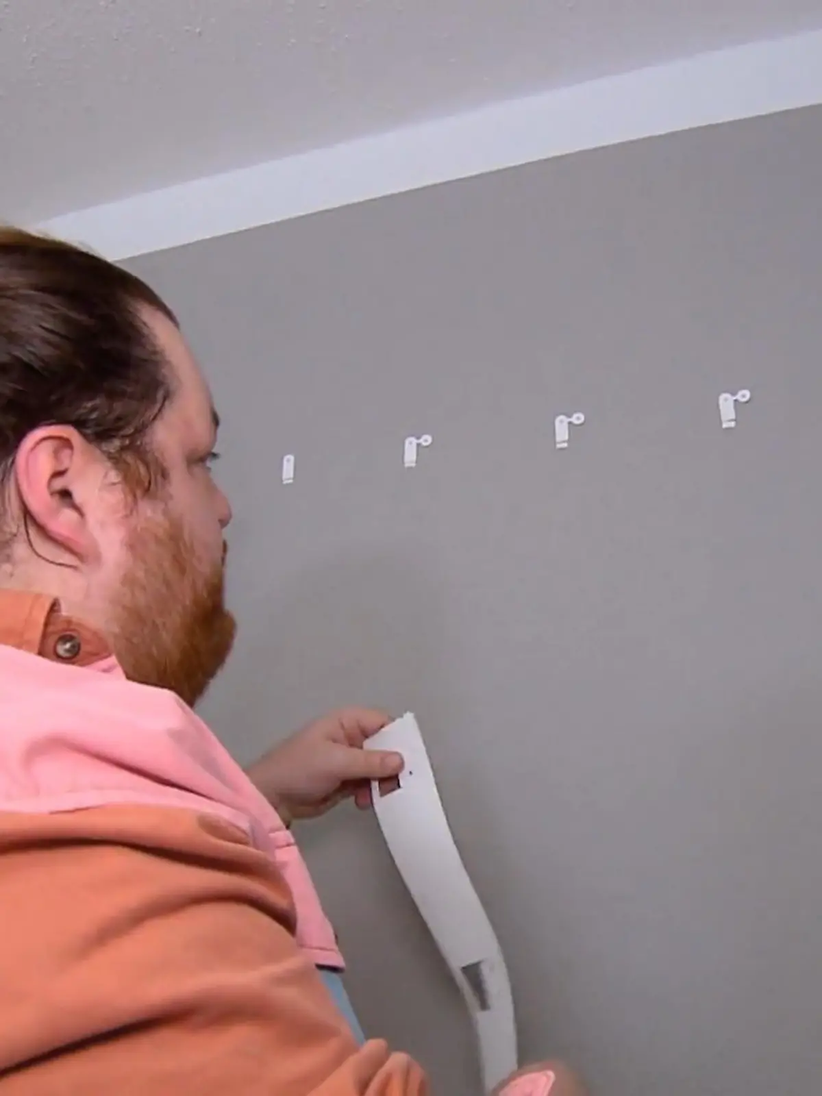 Bild zu: "Gemeinsames Aufbauen im Esszimmer"