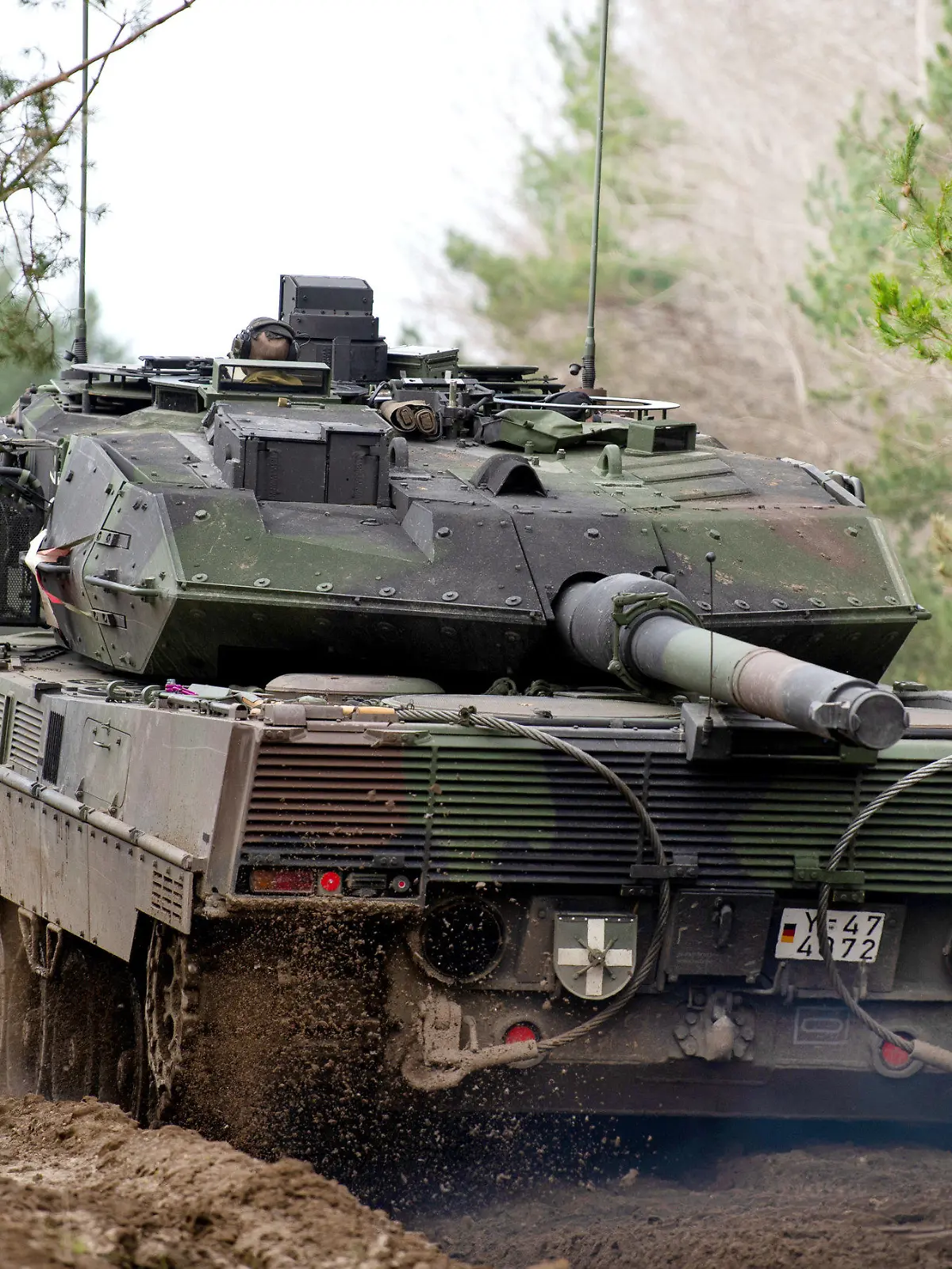 ILLUSTRATION - 16.03.2022, Niedersachsen, Munster: Ein Kampfpanzer vom Typ Leopard 2 A7V vom dem Lehrbataillon 93 der Bundeswehr fährt während einer Übung zur Gefechtsaufklärung auf dem Truppenübungsplatz. Panzer aus deutscher Produktion könnten schon bald die ukrainische Armee verstärken. (zu dpa «Rheinmetall will der Ukraine 50 Leopard-Kampfpanzer bereitstellen») Foto: Philipp Schulze/dpa +++ dpa-Bildfunk +++