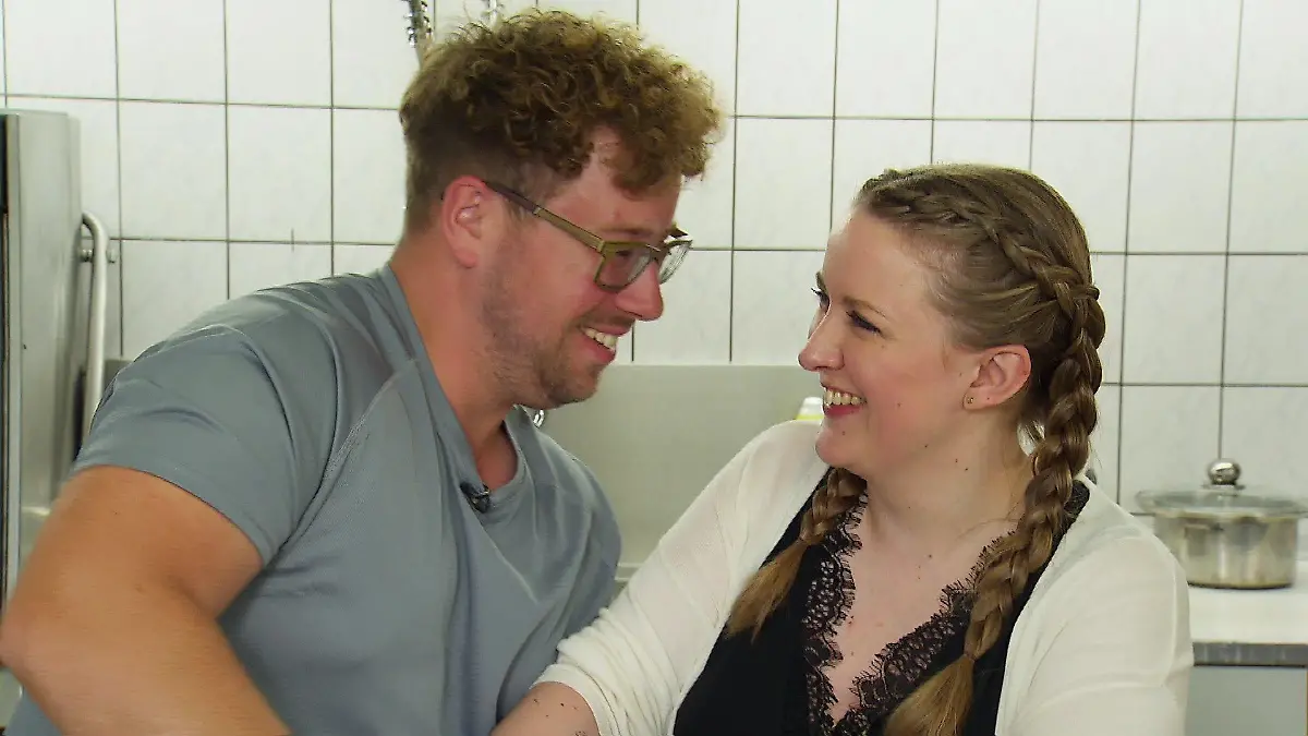 Bauer Marcel und Jasmin kommen sich beim Kneten näher Romantik bei „Bauer sucht Frau“