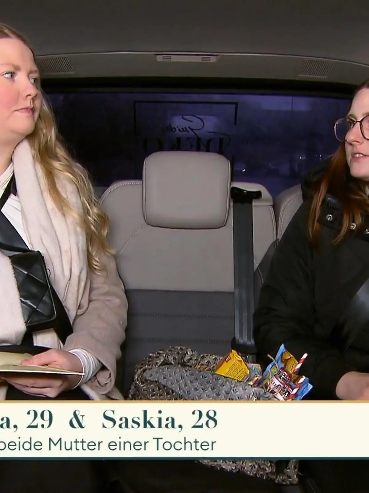 Bild zu: "Saskia und Lara auf Shopping-Tour"