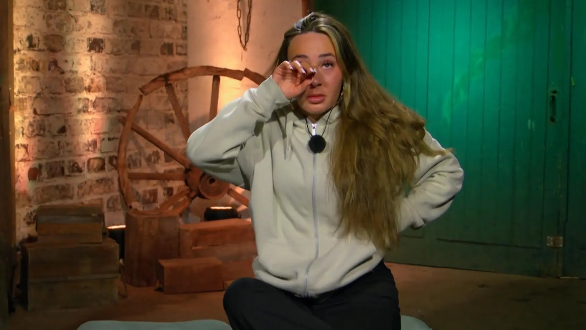 Alessia Herren weint im Sommerhaus-Interview