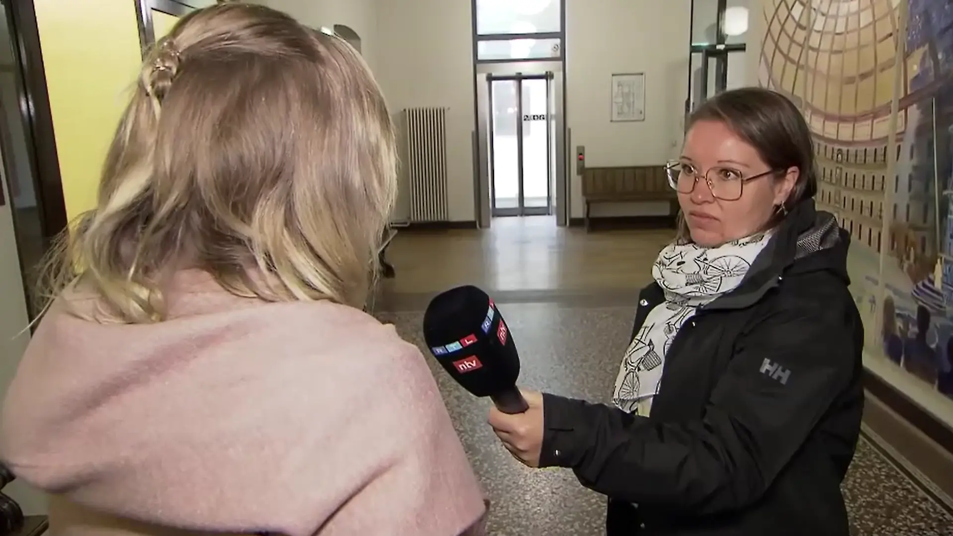 Eine Frau im Interview.