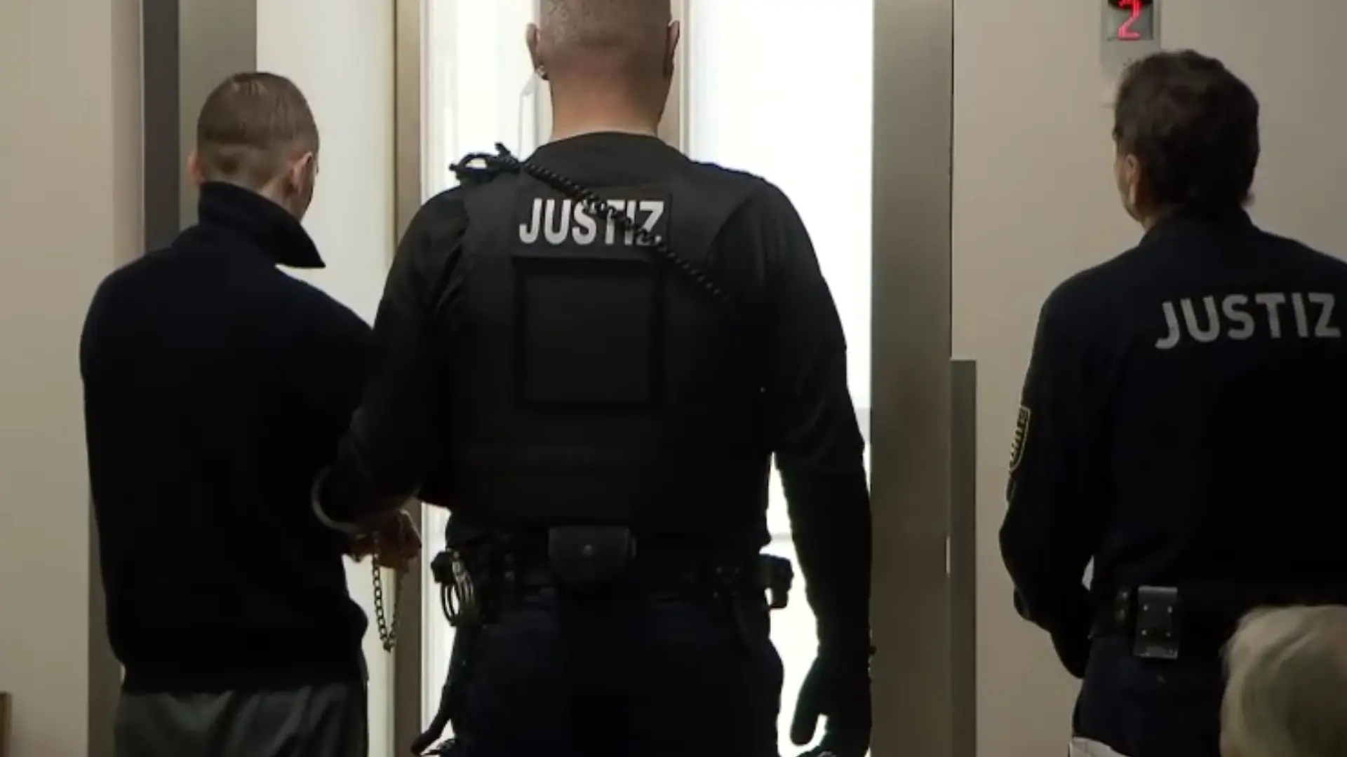 Nach dem Prozessauftakt wird Sascha R. von Justiz-Beamten abgeführt.