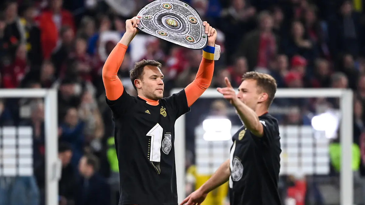 Fußball: Bundesliga, Bayern München - Borussia Dortmund, 31. Spieltag, Allianz Arena. Münchens Torhüter Manuel Neuer und Münchens Joshua Kimmich feiern die zehnte Meisterschaft ihres Vereins in Folge.WICHTIGER HINWEIS: Gemäß den Vorgaben der DFL Deutsche Fußball Liga bzw. des DFB Deutscher Fußball-Bund ist es untersagt, in dem Stadion und/oder vom Spiel angefertigte Fotoaufnahmen in Form von Sequenzbildern und/oder videoähnlichen Fotostrecken zu verwerten bzw. verwerten zu lassen.