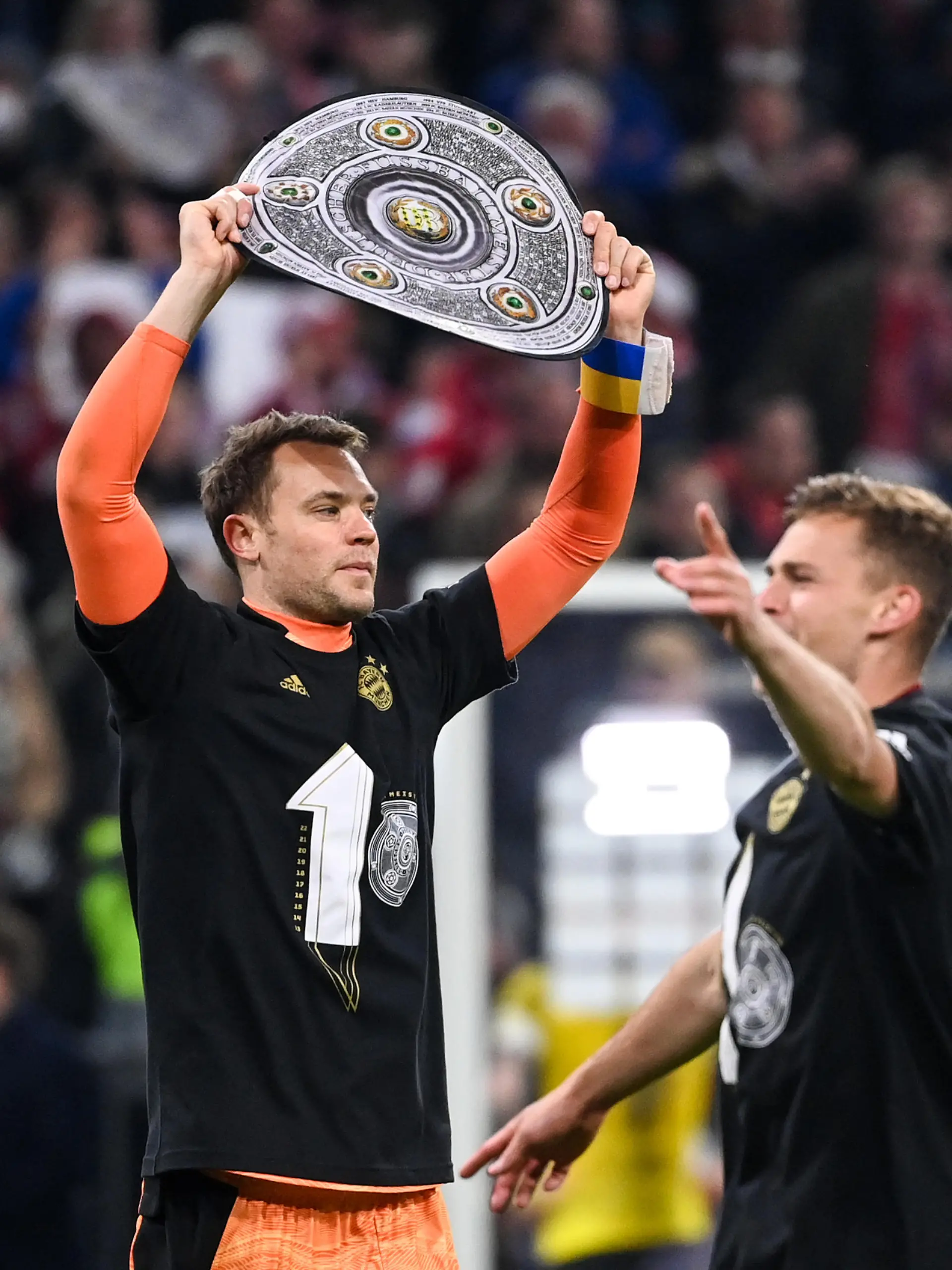 Fußball: Bundesliga, Bayern München - Borussia Dortmund, 31. Spieltag, Allianz Arena. Münchens Torhüter Manuel Neuer und Münchens Joshua Kimmich feiern die zehnte Meisterschaft ihres Vereins in Folge.WICHTIGER HINWEIS: Gemäß den Vorgaben der DFL Deutsche Fußball Liga bzw. des DFB Deutscher Fußball-Bund ist es untersagt, in dem Stadion und/oder vom Spiel angefertigte Fotoaufnahmen in Form von Sequenzbildern und/oder videoähnlichen Fotostrecken zu verwerten bzw. verwerten zu lassen.