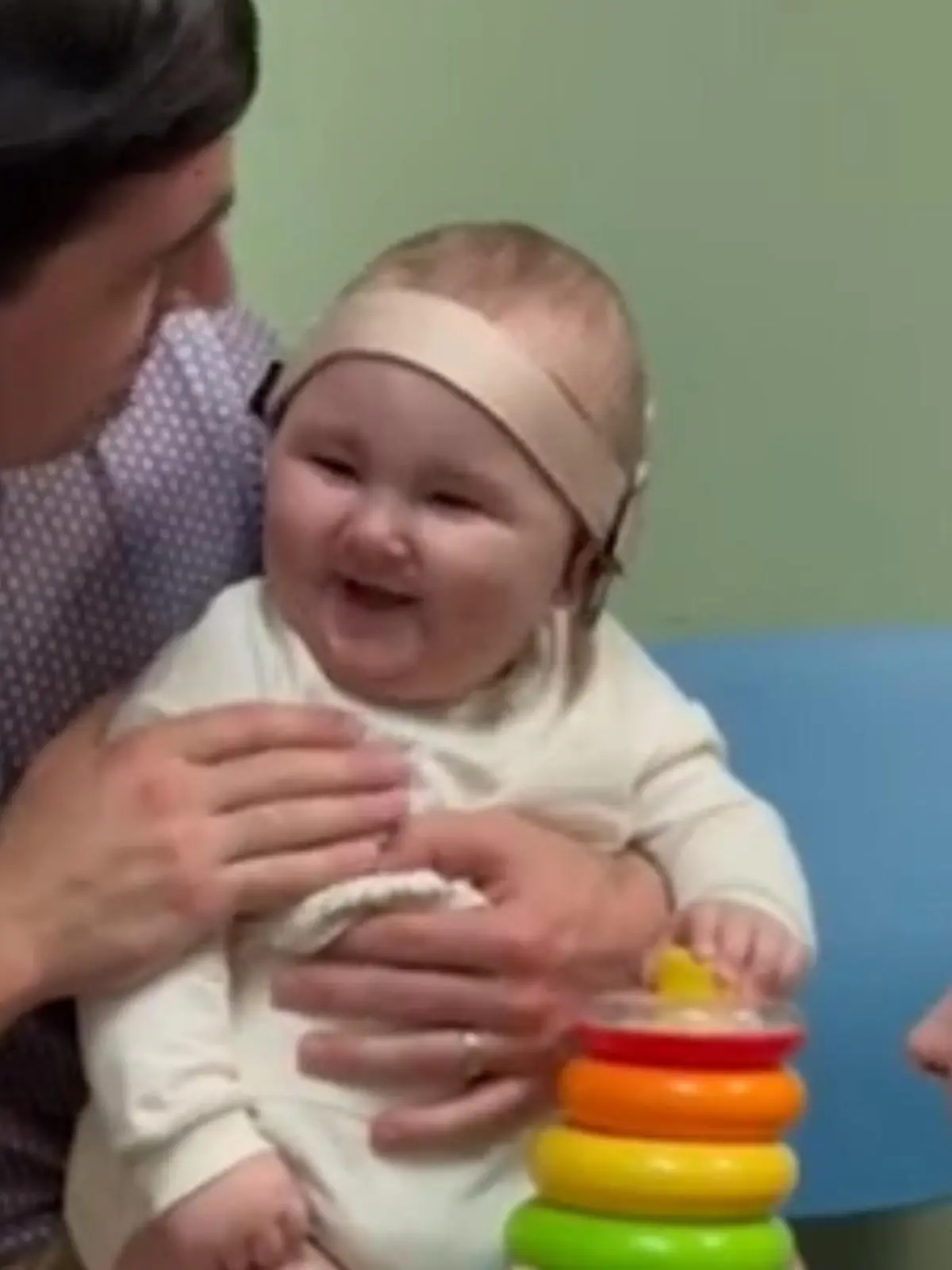 Bild zu: "Papas Stimme lässt ihn strahlen! Taubes Baby hört Eltern zum ersten Mal"