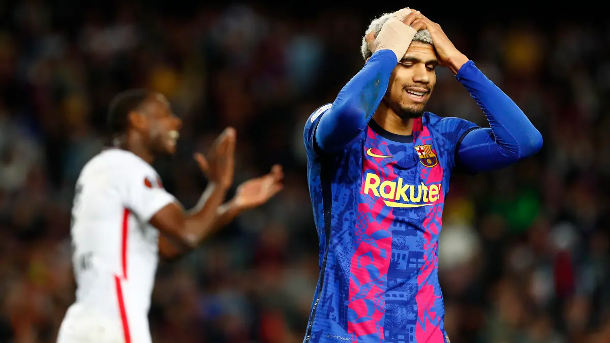 Barcelona's Ronald Araujo reacts after a missed scoring opportunity during the Europa League, second leg, quarterfinal soccer match between Barcelona and Eintracht Frankfurt at the Camp Nou stadium, in Barcelona, Spain, Thursday, April 14, 2022. (AP Photo/Joan Monfort)