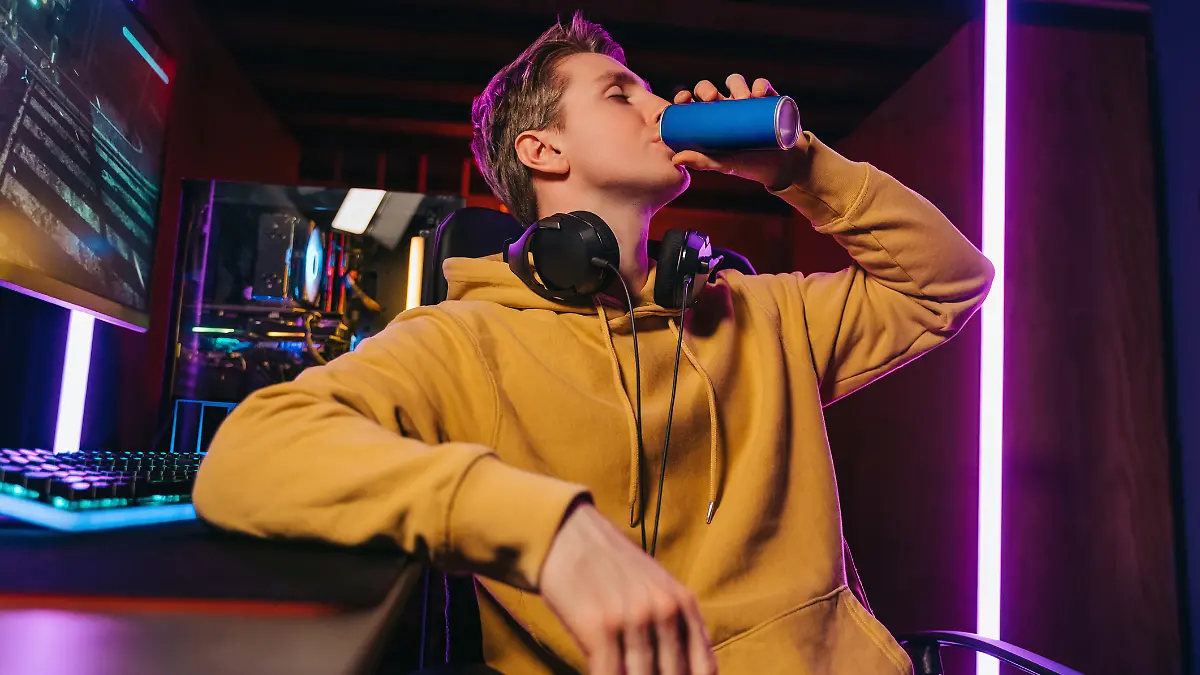 Jugendlicher trinkt Energydrink