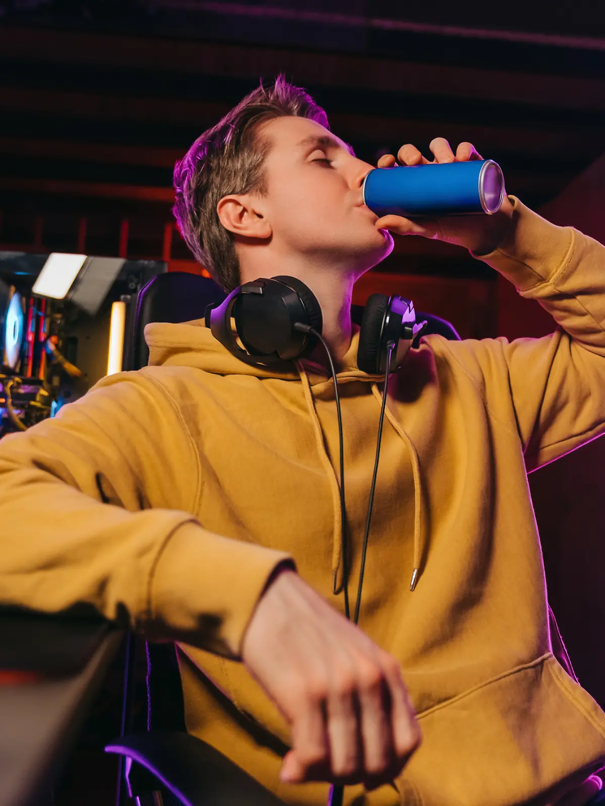 Jugendlicher trinkt Energydrink