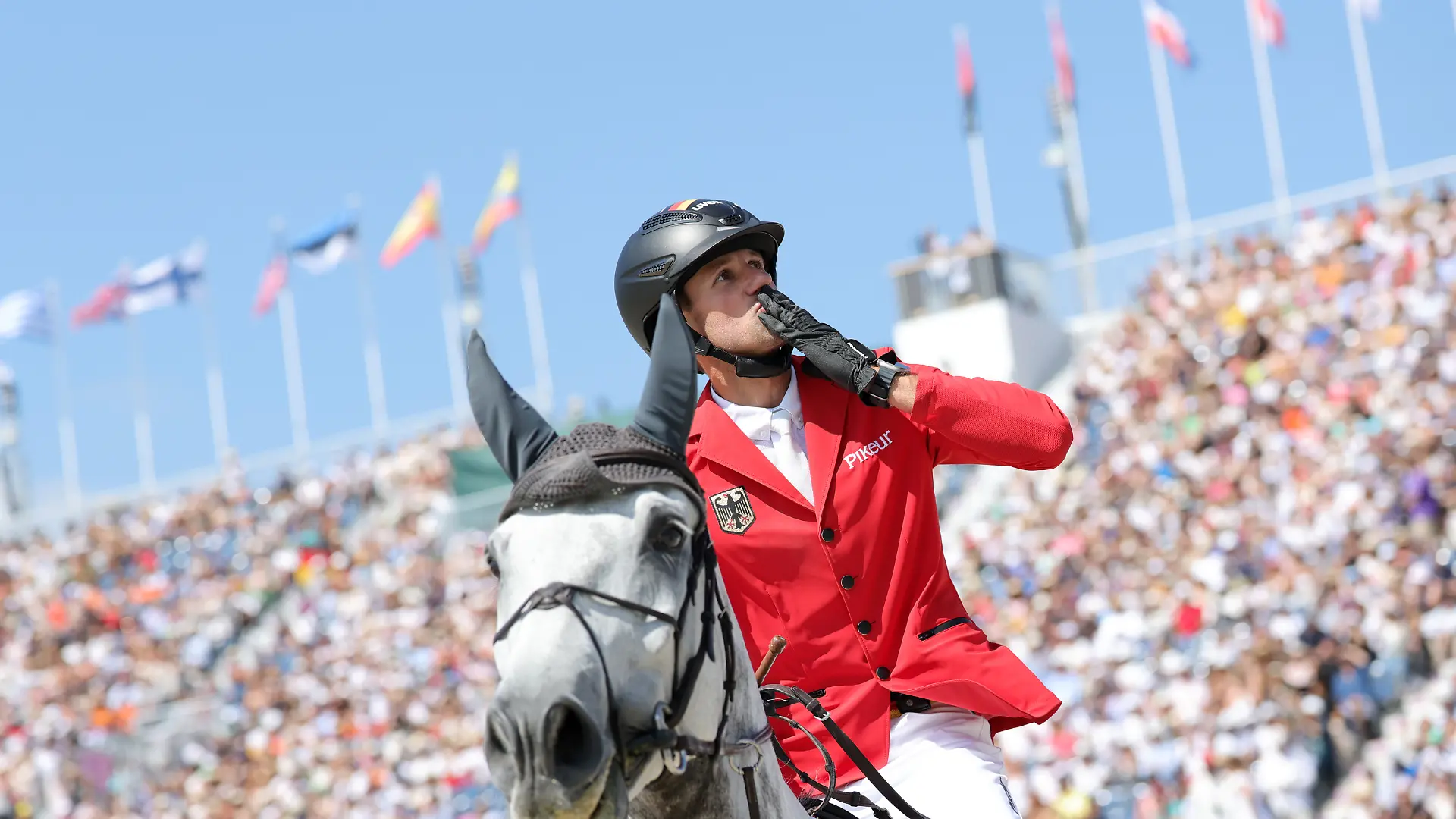 Christian Kukuk jubelt nach seinem Sieg auf Checker 47 im Stechen des Einzelreitwettbewerbs bei den Olympischen Sommerspielen 2024 in Paris.