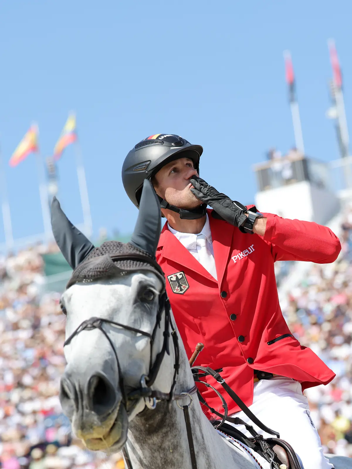 Christian Kukuk jubelt nach seinem Sieg auf Checker 47 im Stechen des Einzelreitwettbewerbs bei den Olympischen Sommerspielen 2024 in Paris.