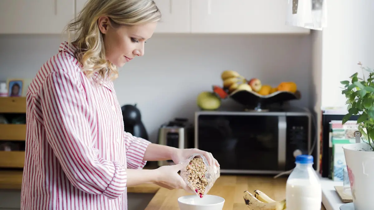 Woman preparing breakfast in the kitchen at home model released Symbolfoto property released PUBLICATIONxINxGERxSUIxAUTxHUNxONLY HAPF02861  