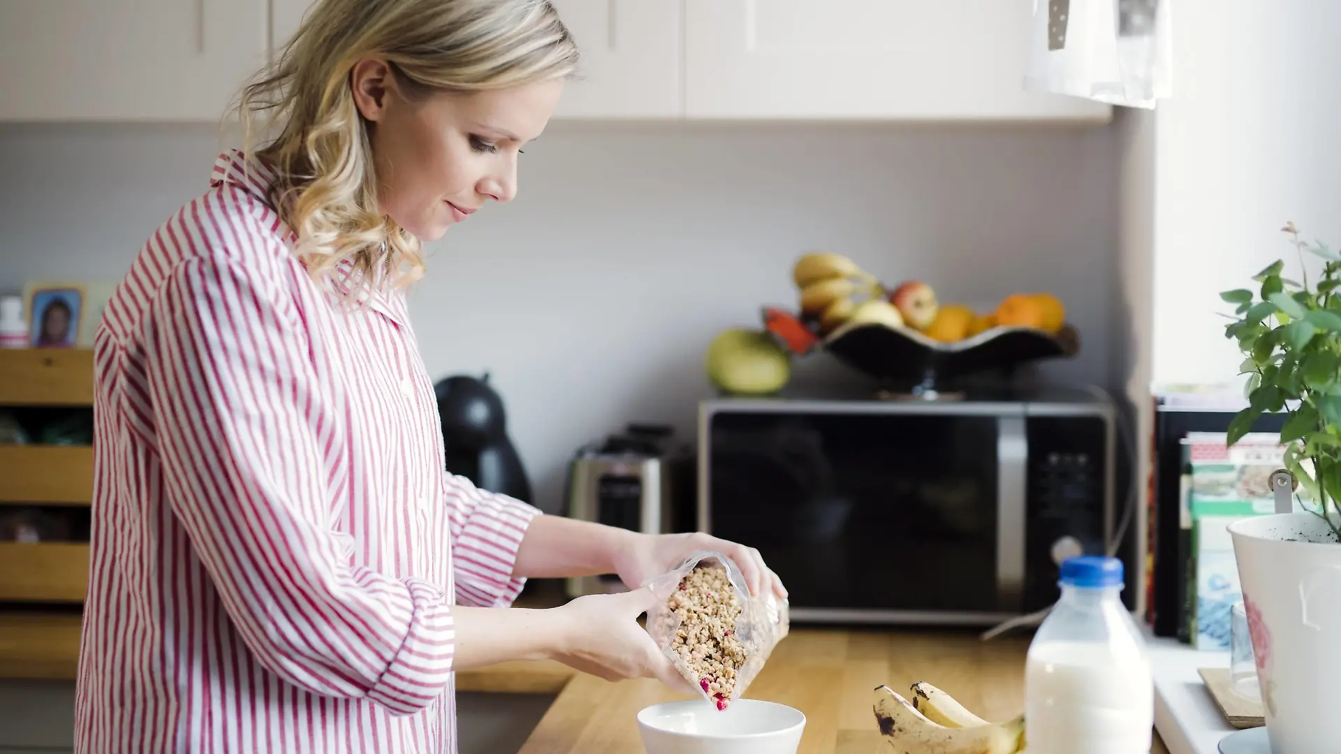 Woman preparing breakfast in the kitchen at home model released Symbolfoto property released PUBLICATIONxINxGERxSUIxAUTxHUNxONLY HAPF02861