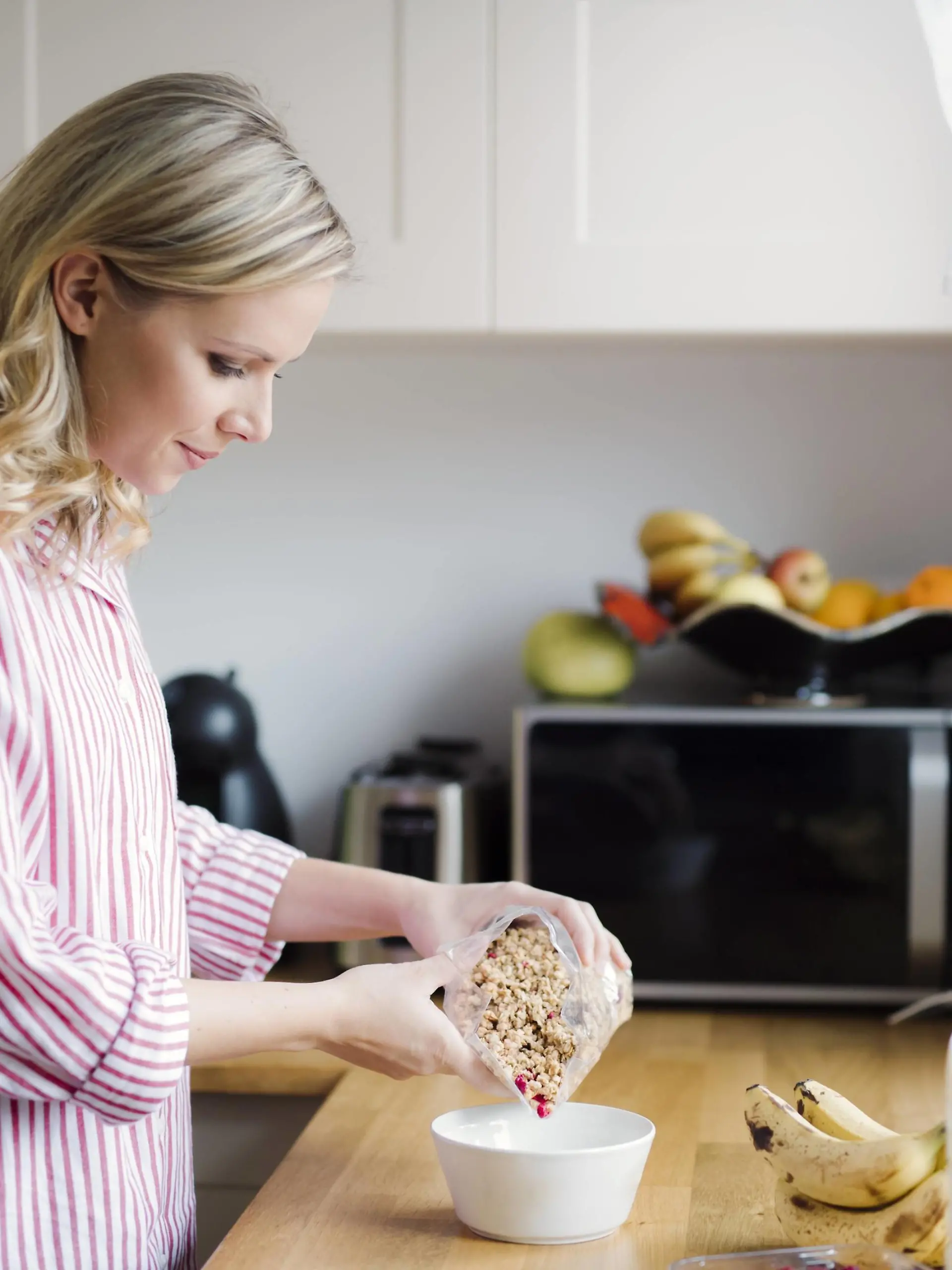 Woman preparing breakfast in the kitchen at home model released Symbolfoto property released PUBLICATIONxINxGERxSUIxAUTxHUNxONLY HAPF02861  