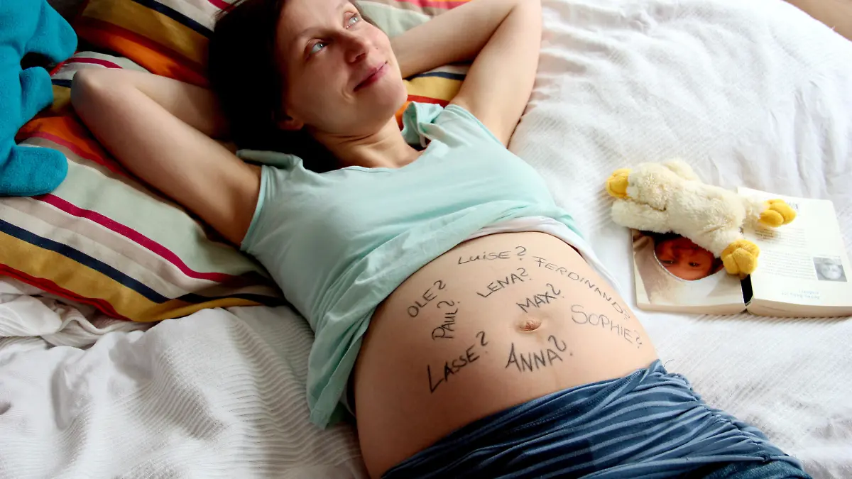 ILLUSTRATION - Eine schwangere Frau denkt am 12.03.2011 in Berlin über Namen für ihr Baby nach.