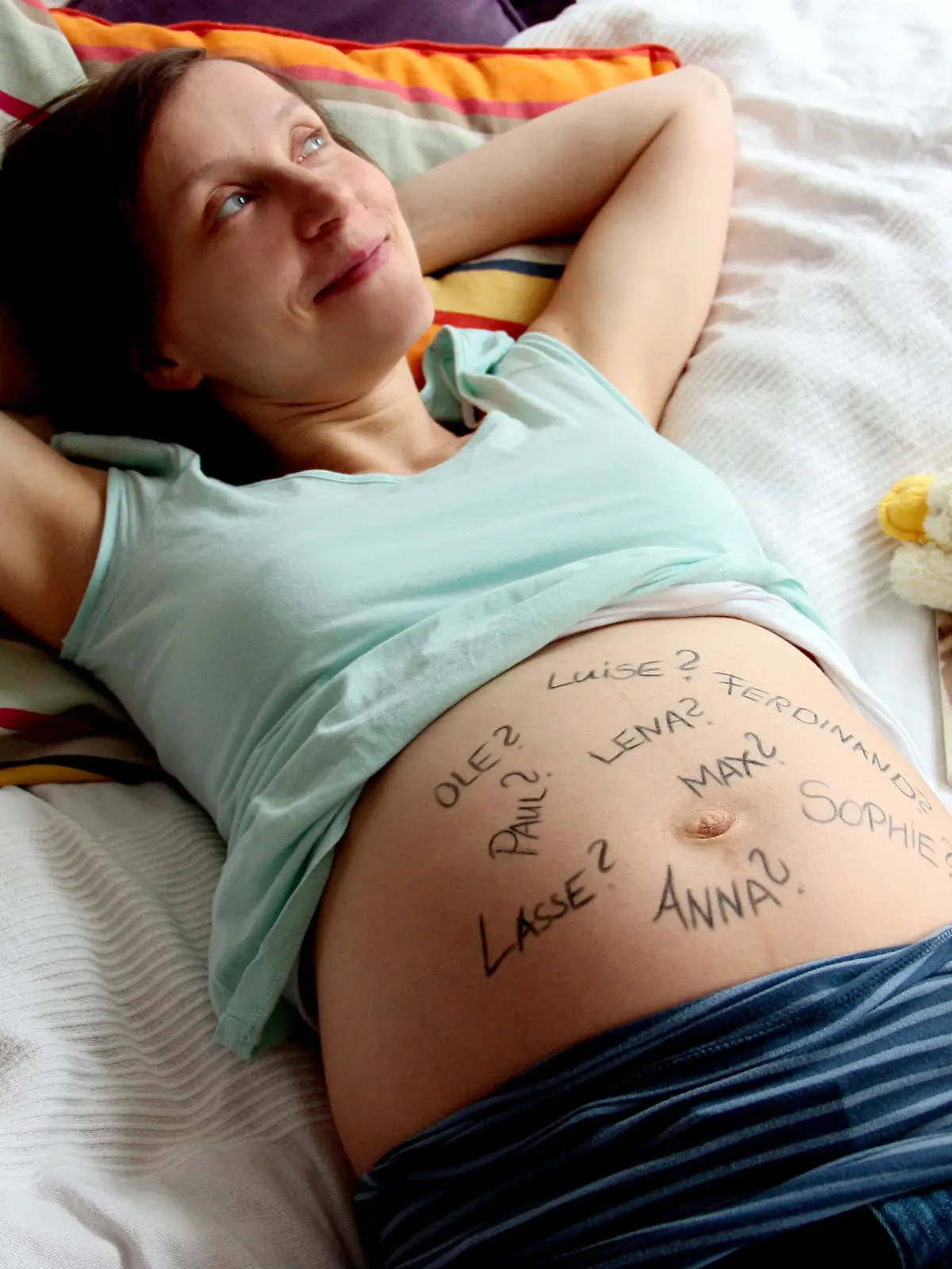 ILLUSTRATION - Eine schwangere Frau denkt am 12.03.2011 in Berlin über Namen für ihr Baby nach.