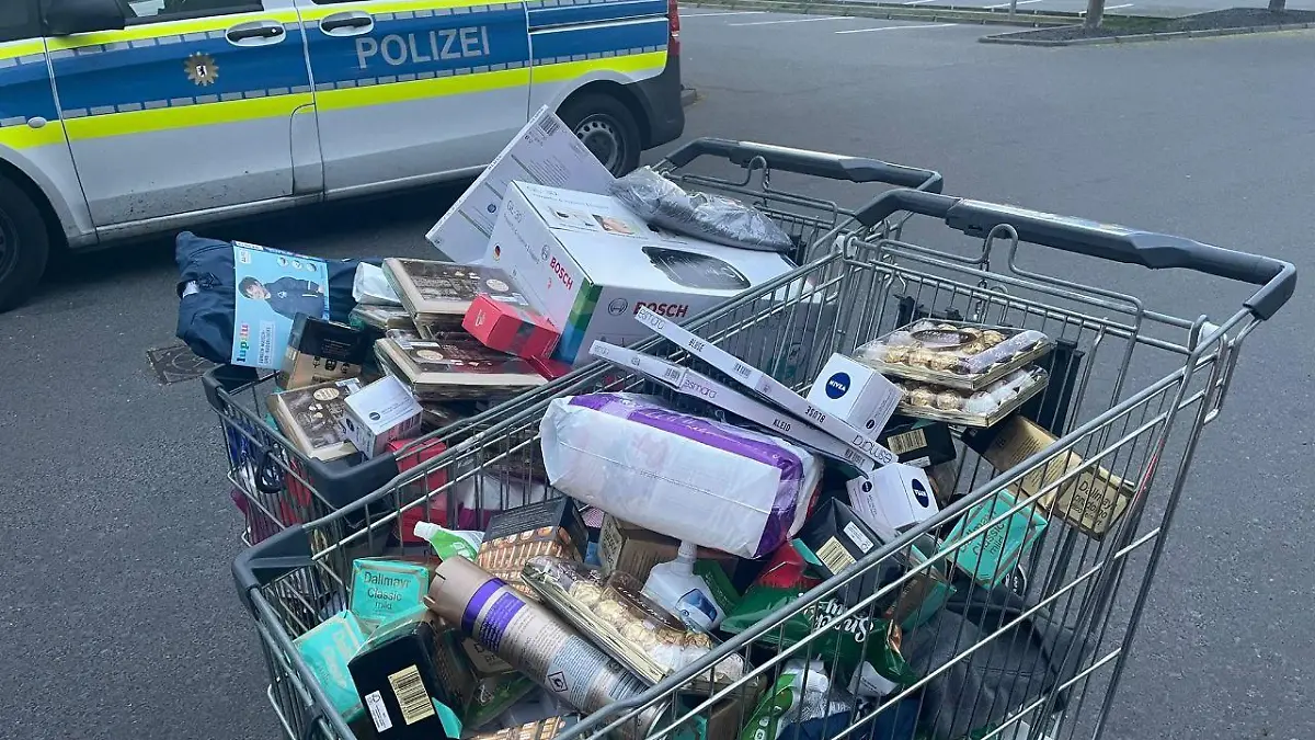 Die Polizei Berlin teilte auf Twitter ein Foto, das zwei Einkaufswägen voller Diebesgut vor einer Discounter-Filiale in Berlin-Spandau zeigt.