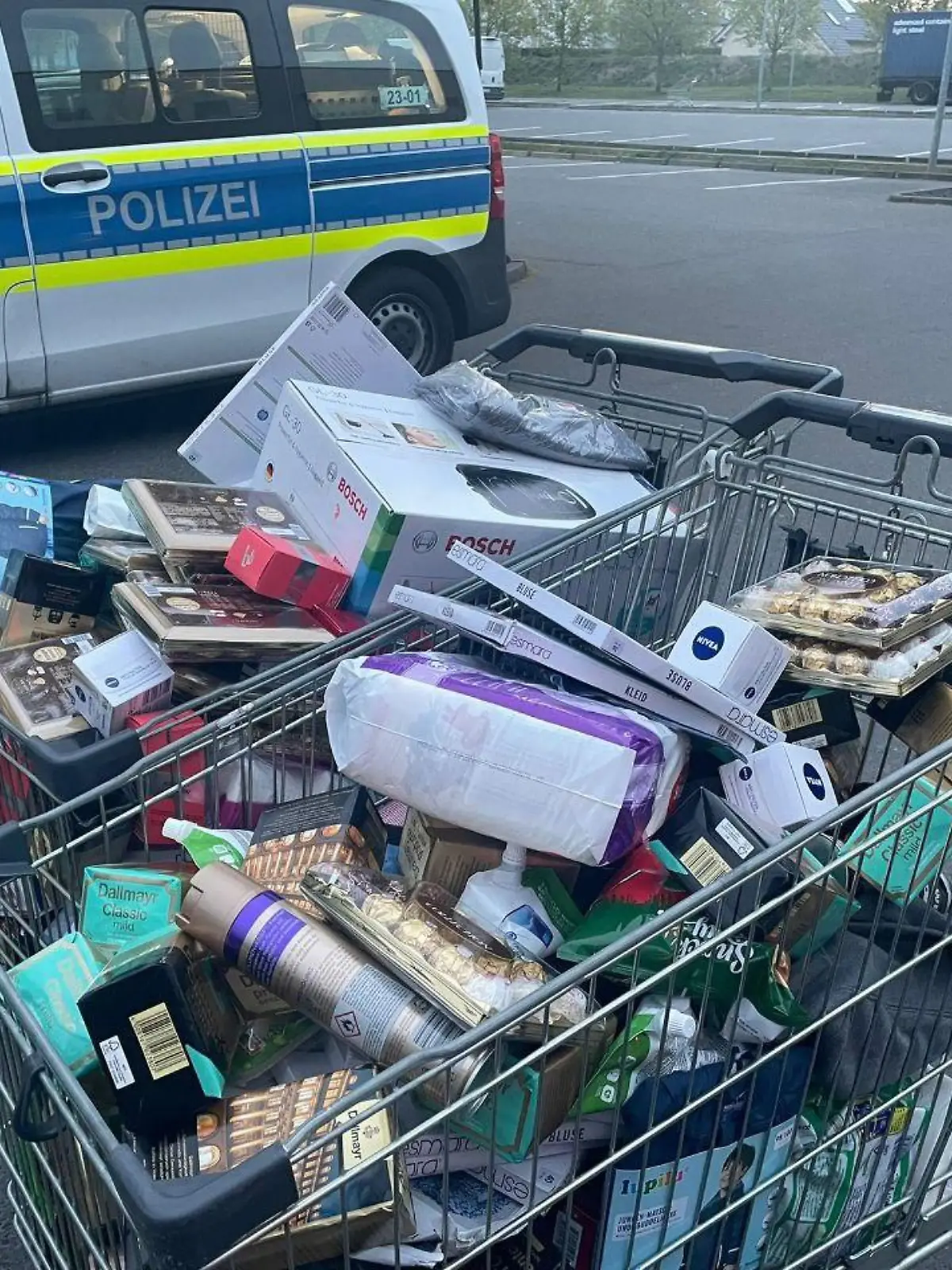 Die Polizei Berlin teilte auf Twitter ein Foto, das zwei Einkaufswägen voller Diebesgut vor einer Discounter-Filiale in Berlin-Spandau zeigt.