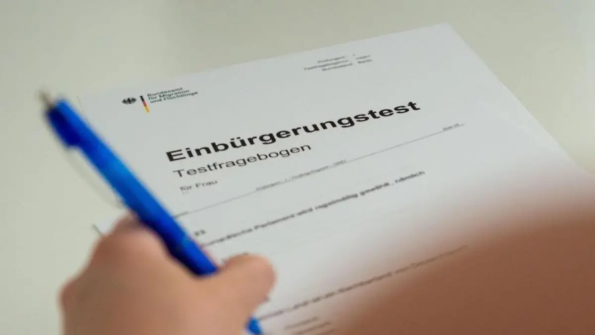 Einbürgerungstest wird ausgefüllt