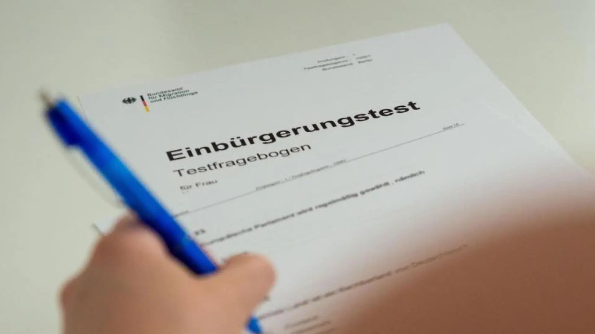 Einbürgerungstest wird ausgefüllt
