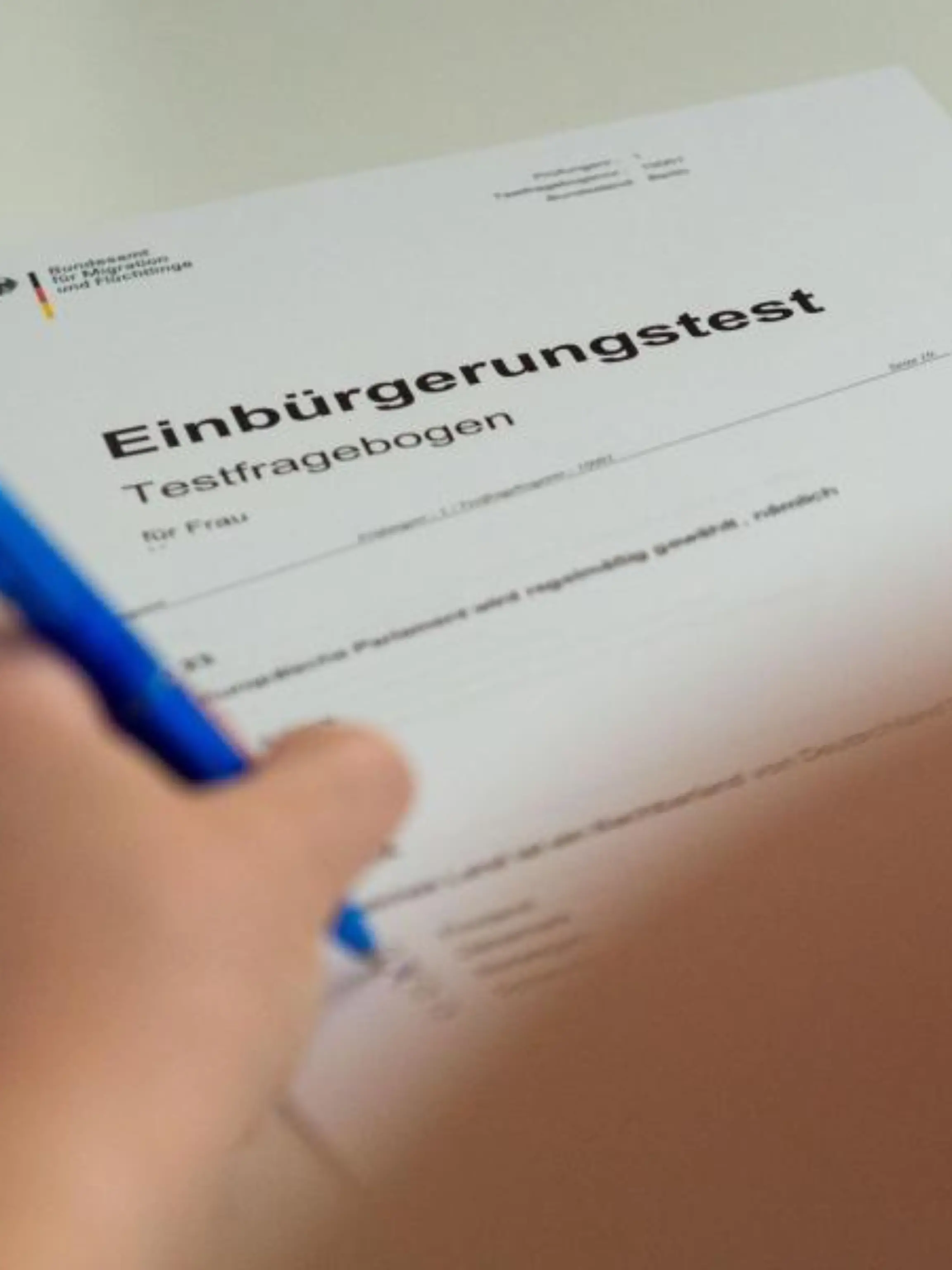 Einbürgerungstest wird ausgefüllt