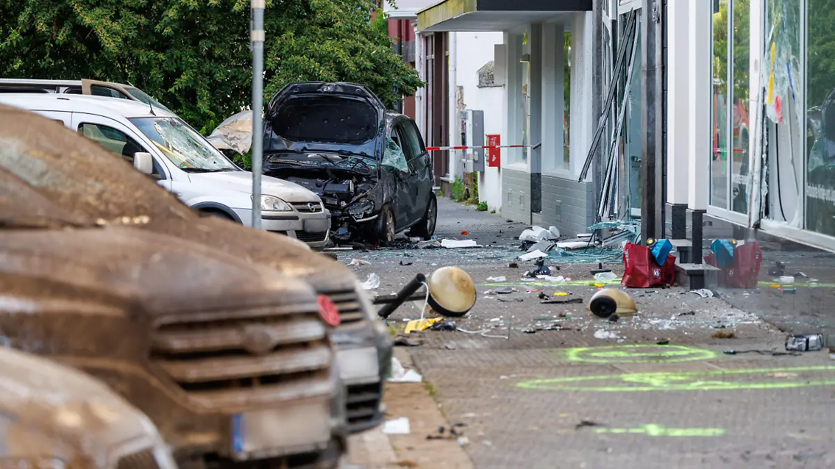 28.06.2023, Rheinland-Pfalz, Neuwied: Kaputte Autos stehen an der Unfallstelle, hinten rechts das Fahrzeug der Unfallverursacherin. In einer verkehrsberuhigten Zone hat es einen schweren Unfall gegeben. Dabei wurden nach ersten Informationen der Polizei vier Menschen schwer verletzt, zwei weitere erlitten leichte Verletzungen. Eine Frau war mit ihrem Fahrzeug nach jetzigem Stand der Ermittlungen von der Fahrbahn abgekommen und gegen Autos gefahren. Schließlich sei sie mit ihrem Auto in ein Schaufenster «gerutscht» und zum Stillstand gekommen, sagte ein Sprecher der Polizei. Die Frau wurde dabei schwer verletzt. Foto: Jörg Halisch/dpa - ACHTUNG: Autokennzeichen aus rechtlichen Gründen gepixelt +++ dpa-Bildfunk +++