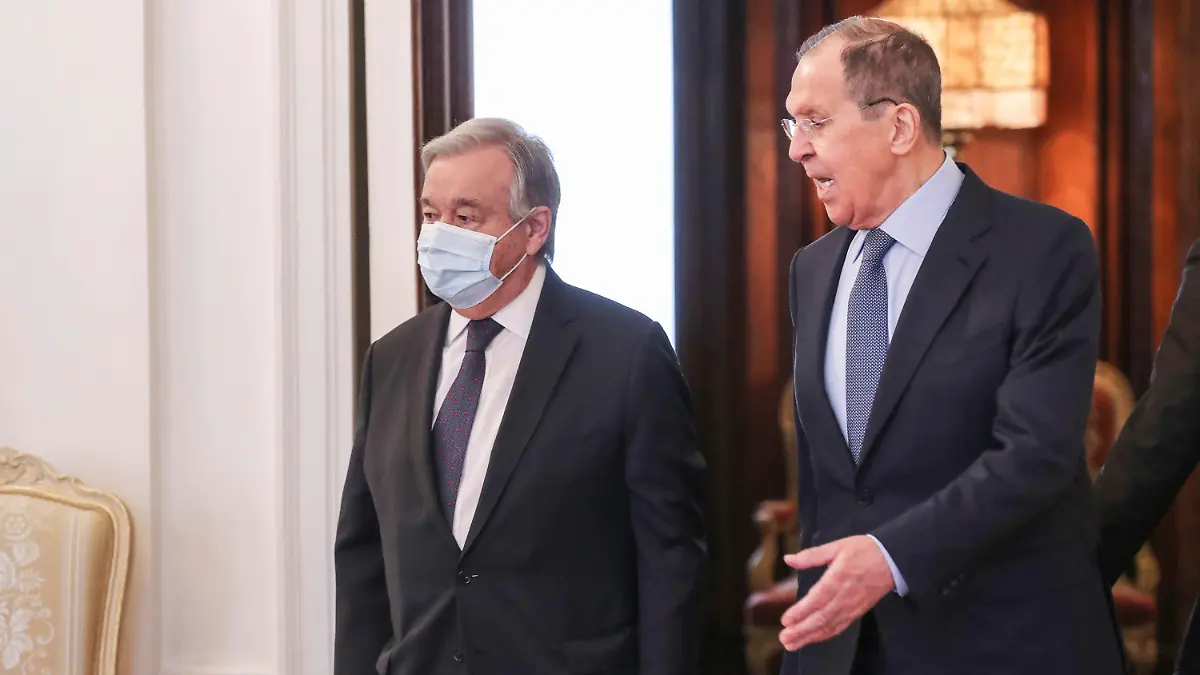 26.04.2022, Russland, Moskau: Sergej Lawrow (r), Außenminister von Russland, und Antonio Guterres, Generalsekretär der Vereinten Nationen, kommen zu einem gemeinsamen Treffen. Guterres hat sich bei seinem Treffen mit dem russischen Außenminister Lawrow für eine rasche Waffenruhe und ein Ende des Krieges in der Ukraine ausgesprochen. Foto: Maxim Shipenkov/Pool EPA/AP/dpa +++ dpa-Bildfunk +++