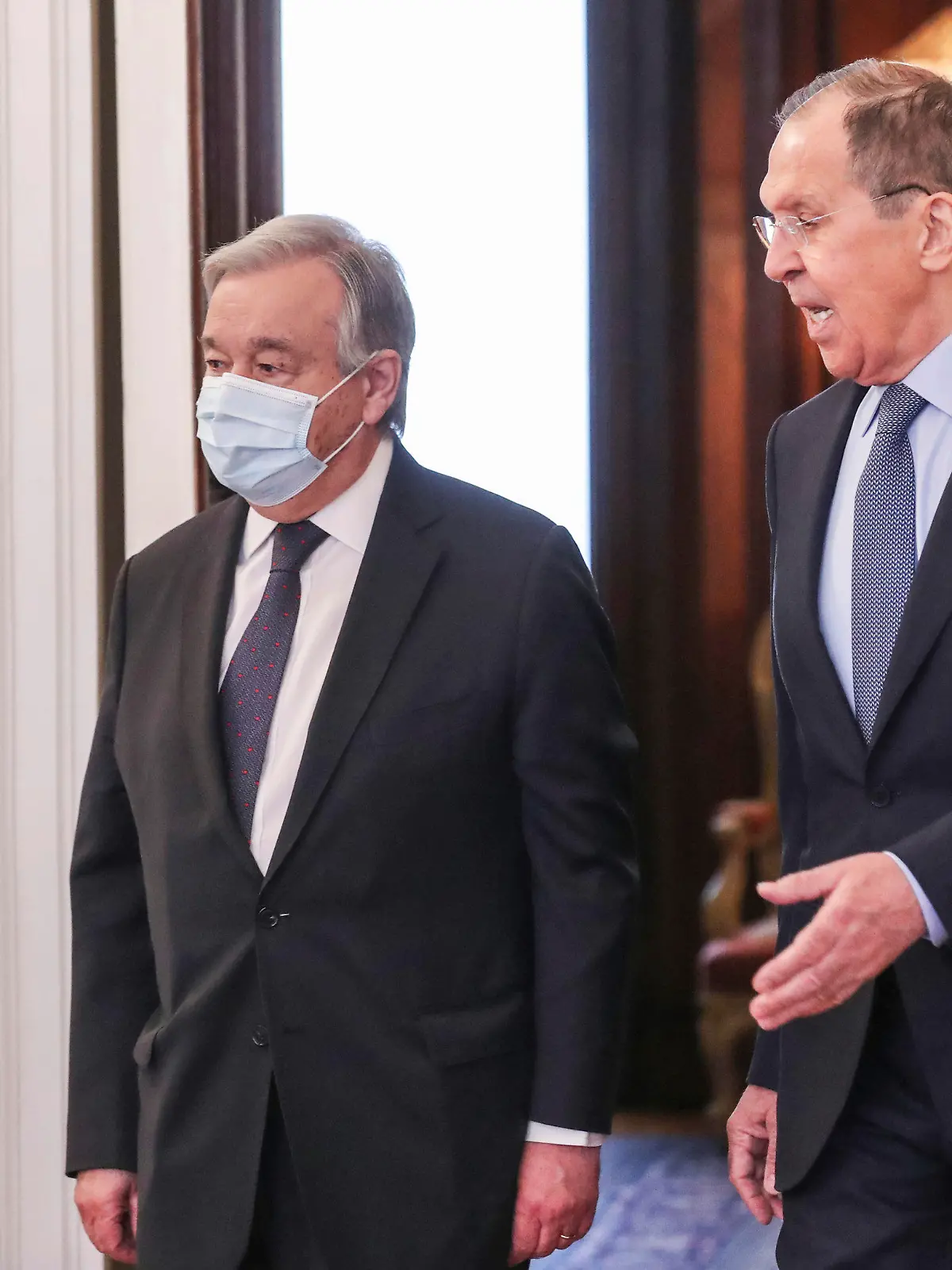 26.04.2022, Russland, Moskau: Sergej Lawrow (r), Außenminister von Russland, und Antonio Guterres, Generalsekretär der Vereinten Nationen, kommen zu einem gemeinsamen Treffen. Guterres hat sich bei seinem Treffen mit dem russischen Außenminister Lawrow für eine rasche Waffenruhe und ein Ende des Krieges in der Ukraine ausgesprochen. Foto: Maxim Shipenkov/Pool EPA/AP/dpa +++ dpa-Bildfunk +++