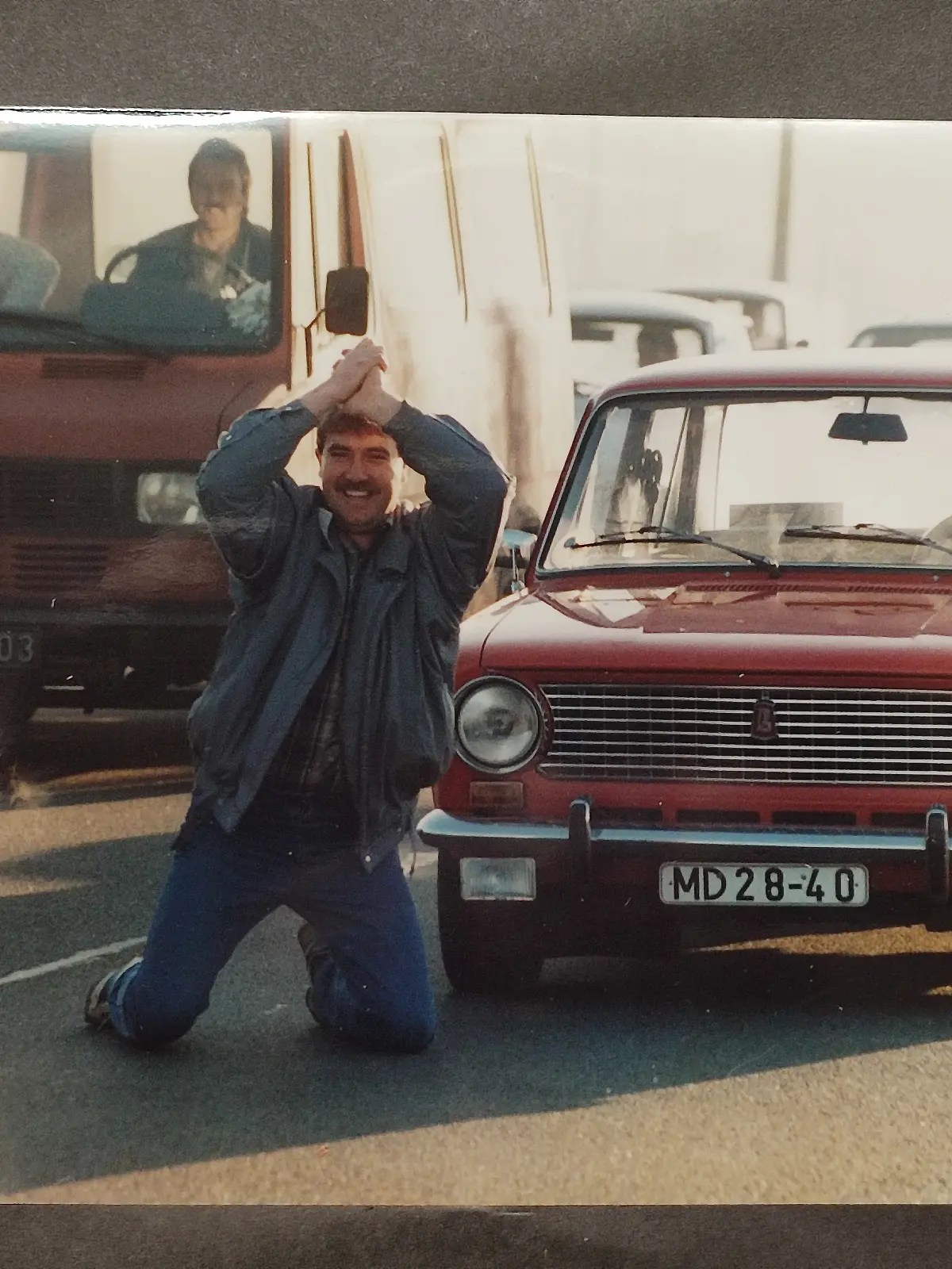 Er küsst die Straße, als er 1989 als einer der ersten die Grenze in den Westen überquert. „Ein Kniefall für die Freiheit“ titelt die Zeitung später. 