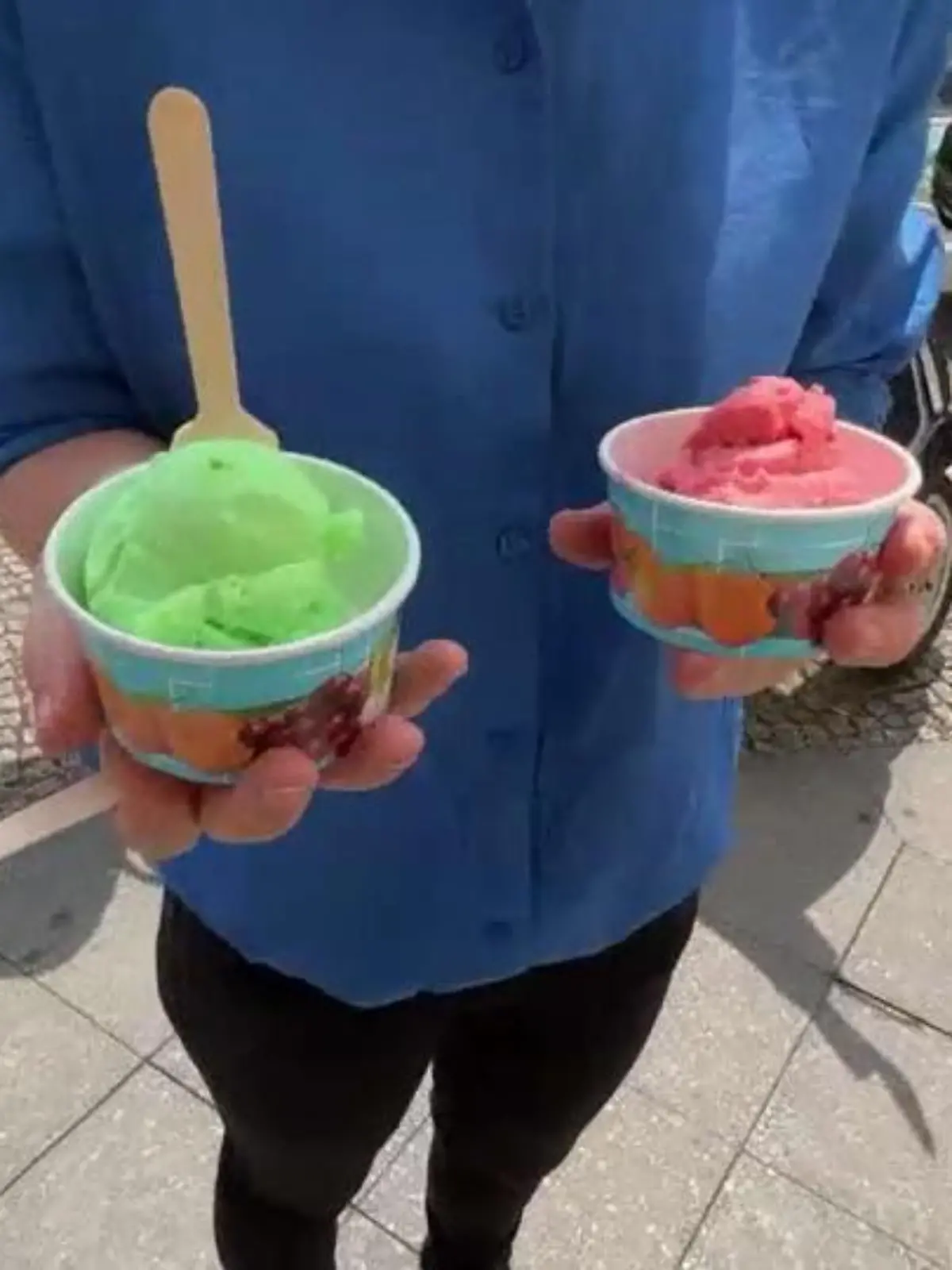 Die Preise für eine Kugel Eis sind in diesem Jahr recht hoch. Dafür werben viele Eisdielen mit besonders guter Qualität: Hausgemacht! Oder: Echt italienisches Eis! Steht auf den Schildern. Aber stimmt das wirklich? Im Video mit versteckter Kamera haben wir zusammen mit Britta Schautz von der Verbraucherzentrale Berlin den Test gemacht und verraten, wie man ganz einfach selbst erkennen kann, ob das Eis handgemacht oder doch nur Chemie ist. 