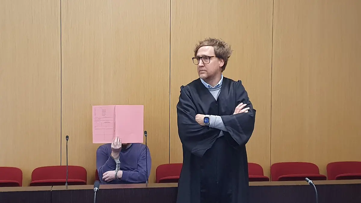Der Angeklagte (links) hat ein Mädchen in einem Düsseldorfer Hotel missbraucht - und muss fünf Jahre in Haft.