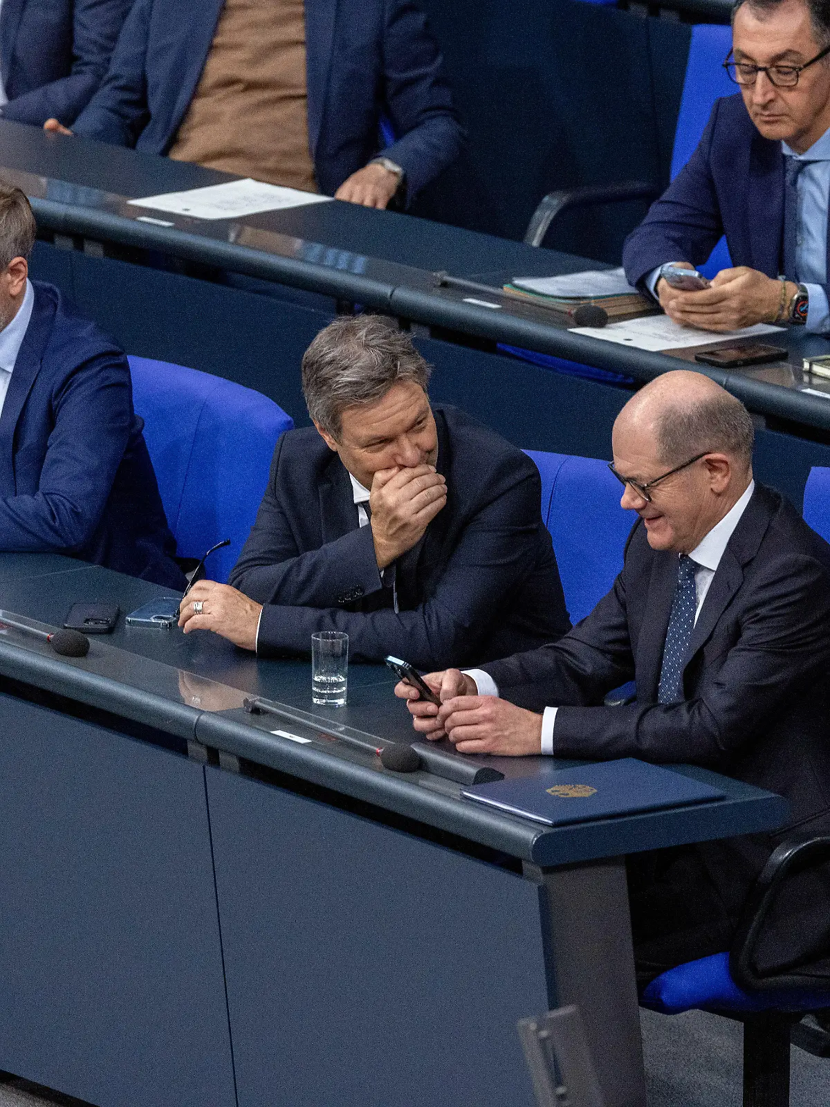 Christian Lindner (Bundesminister der Finanzen der Bundesrepublik Deutschland, FDP), Robert Habeck (Vizekanzler, Bundesminister für Wirtschaft und Klimaschutz der Bundesrepublik Deutschland, Bündnis 90/Die Grünen), Olaf Scholz (Bundeskanzler der Bundesrepublik Deutschland, SPD), Cem Özdemir (Bundesminister für Ernährung und Landwirtschaft der Bundesrepublik Deutschland, Die Grünen), Boris Pistorius (Bundesminister der Verteidigung, SPD) und Friedrich Merz (Parteivorsitzender, CDU) bei einer Regierungserklärung zum Europäischen Rat im Bundestag, Berlin, 13.12.2023