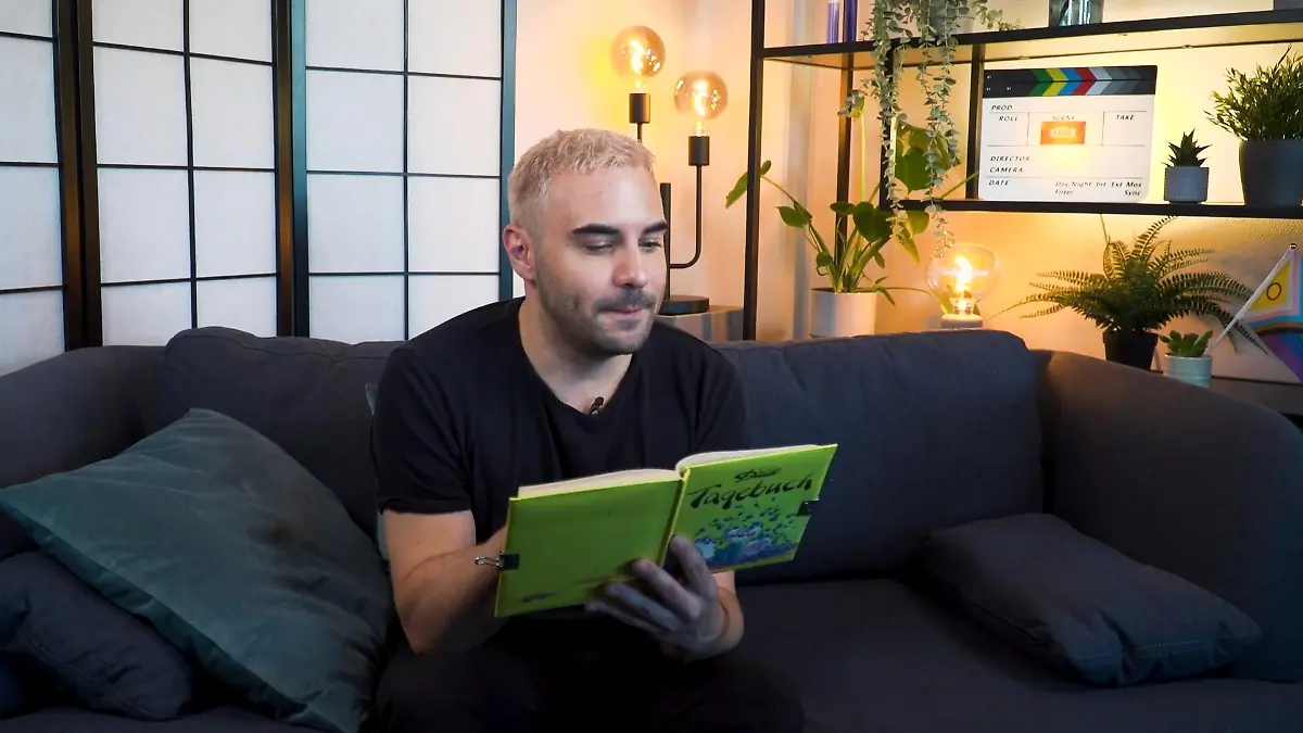 Lars Steinhöfel kann selbst kaum glauben, was er da liest „Unter uns“-Star öffnet sein Tagebuch